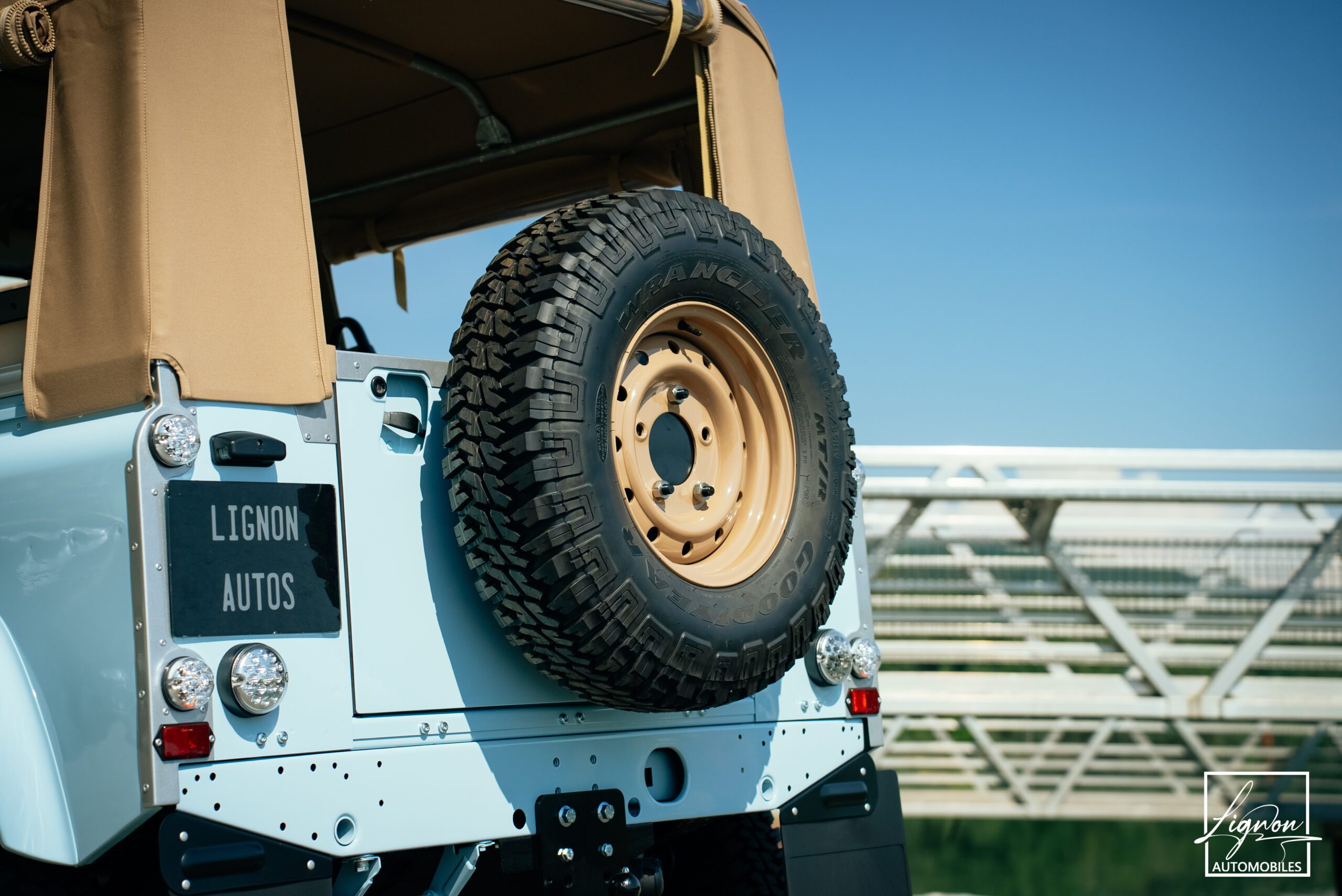 Photo Land Rover Defender 90 TD4 2.4L Soft Top "Plage"
