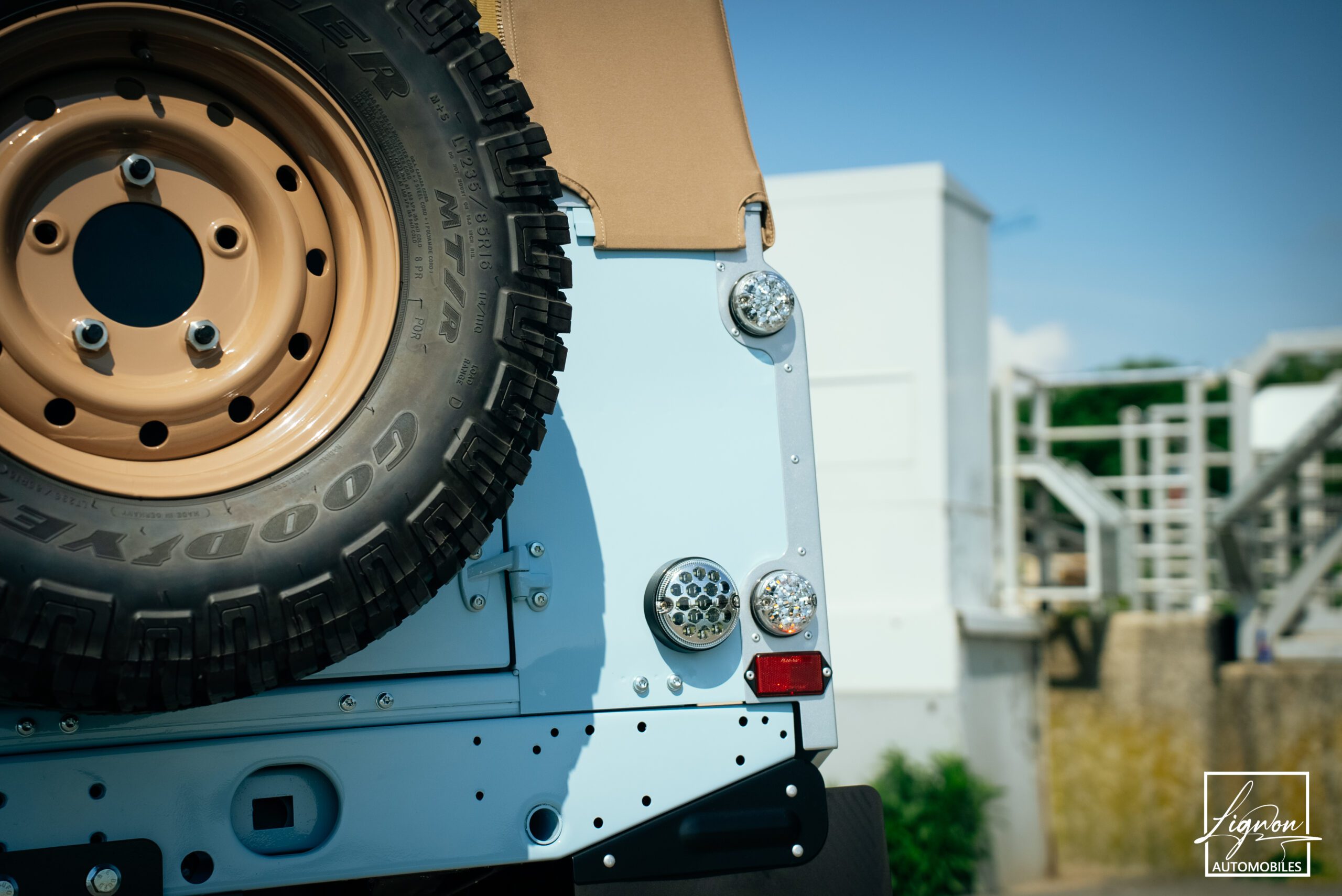 Photo Land Rover Defender 90 TD4 2.4L Soft Top "Plage"
