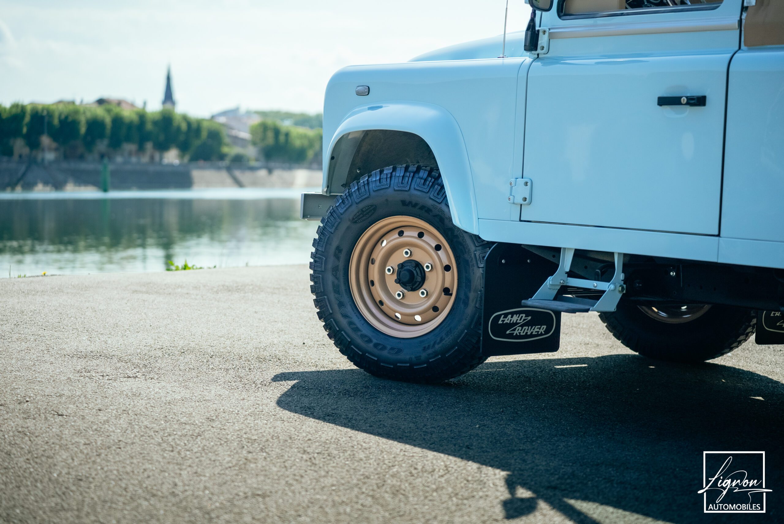 Photo Land Rover Defender 90 TD4 2.4L Soft Top "Plage"