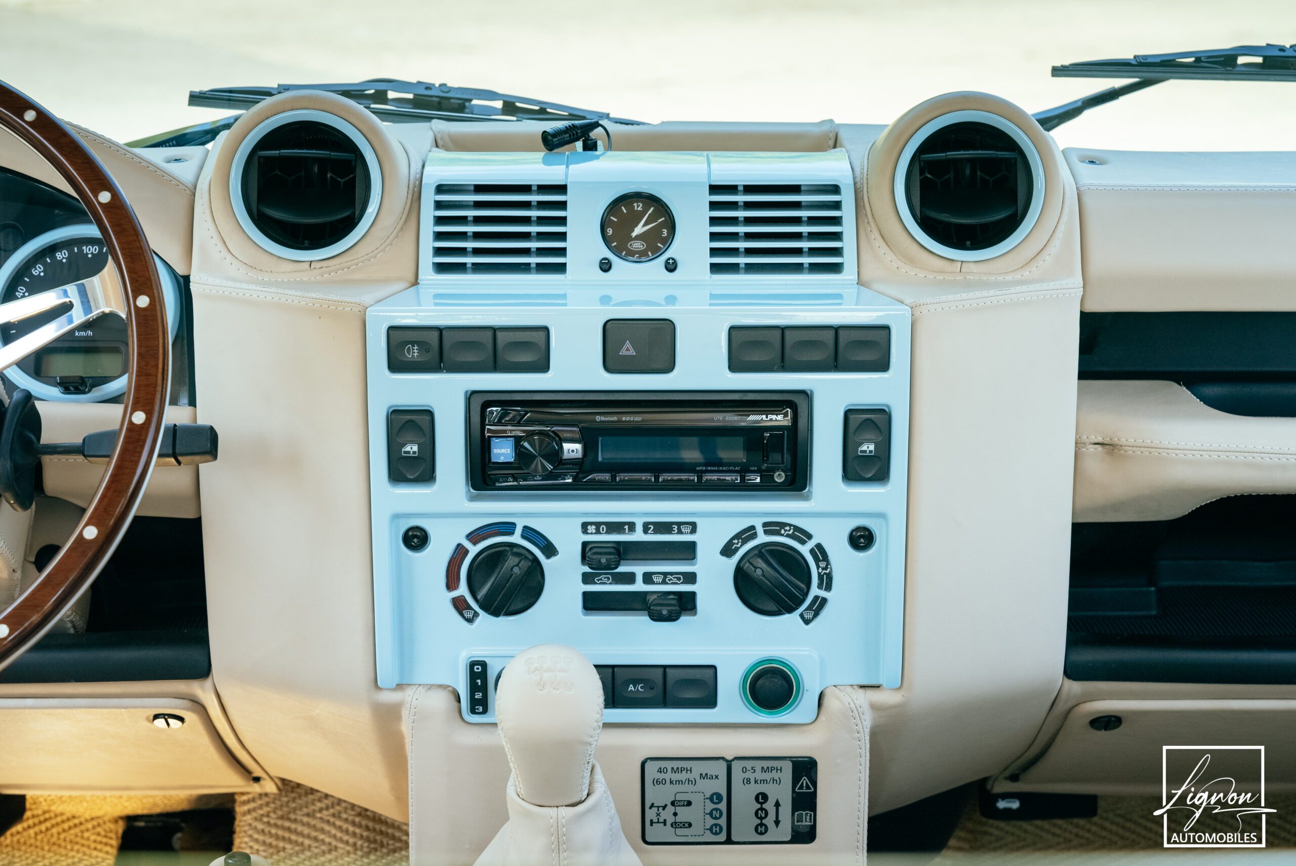 Photo Land Rover Defender 90 TD4 2.4L Soft Top "Plage"
