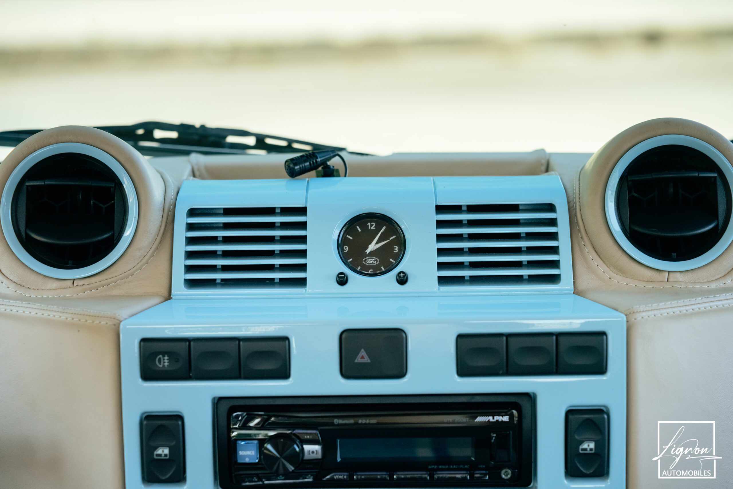Photo Land Rover Defender 90 TD4 2.4L Soft Top "Plage"