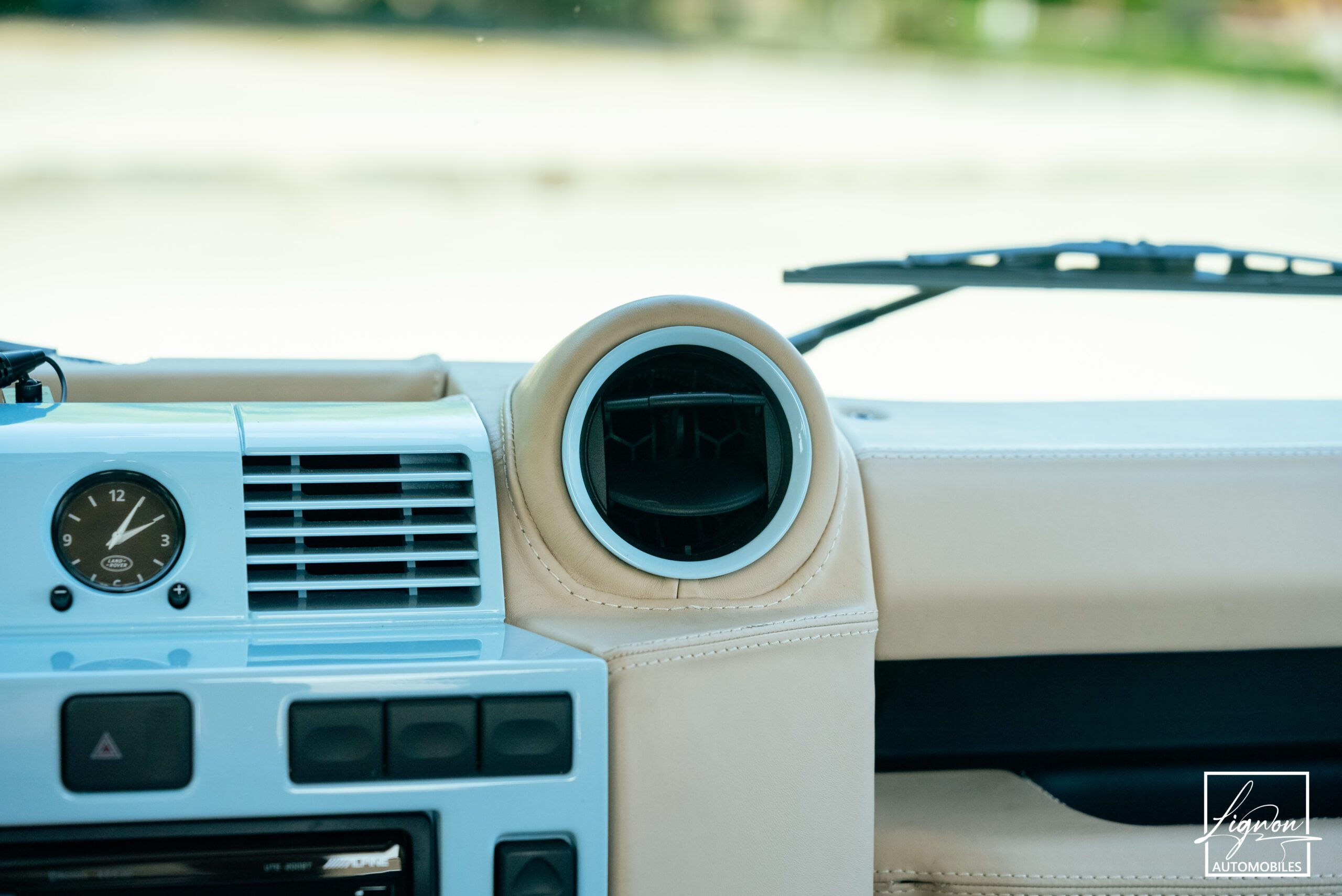 Photo Land Rover Defender 90 TD4 2.4L Soft Top "Plage"
