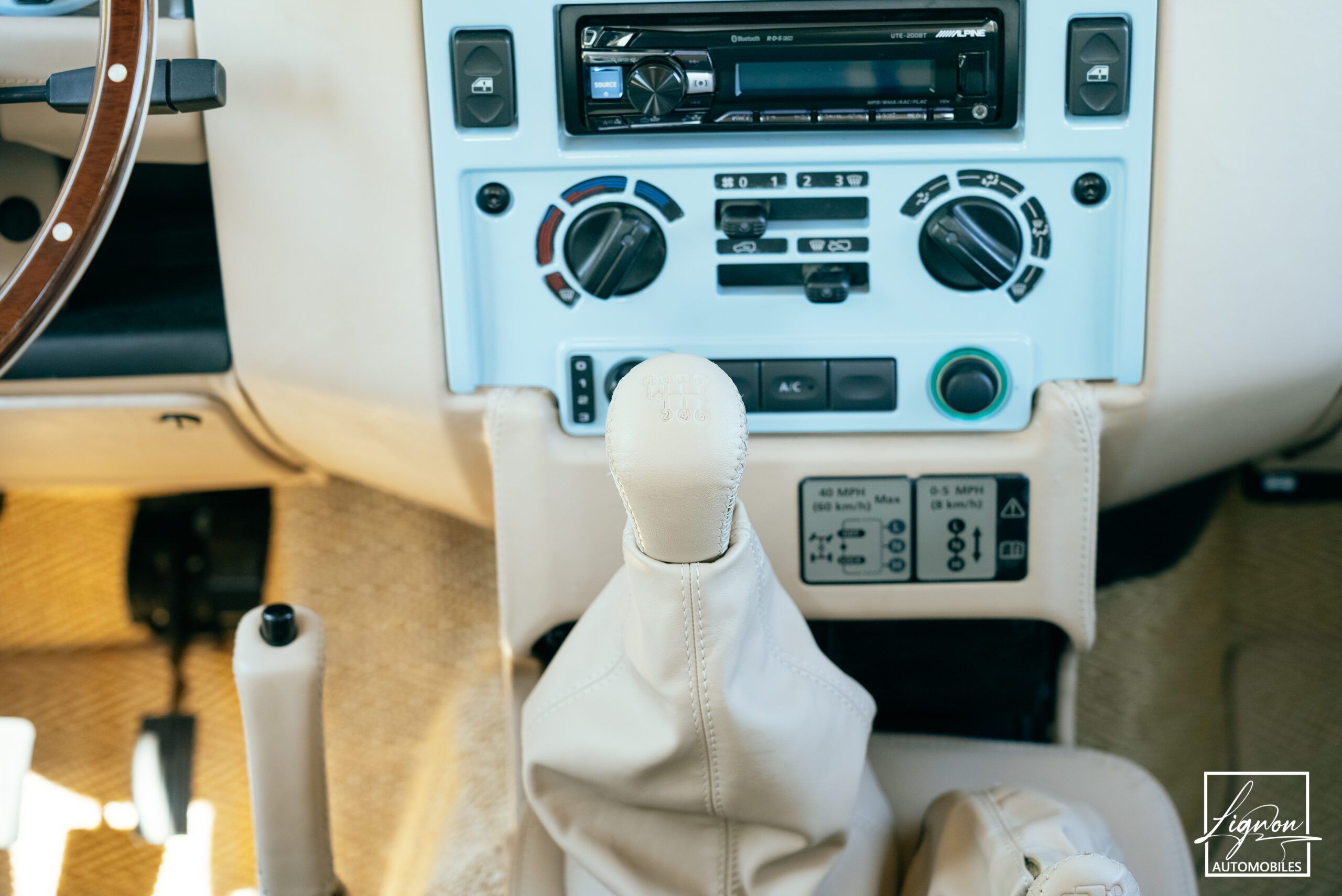 Photo Land Rover Defender 90 TD4 2.4L Soft Top "Plage"