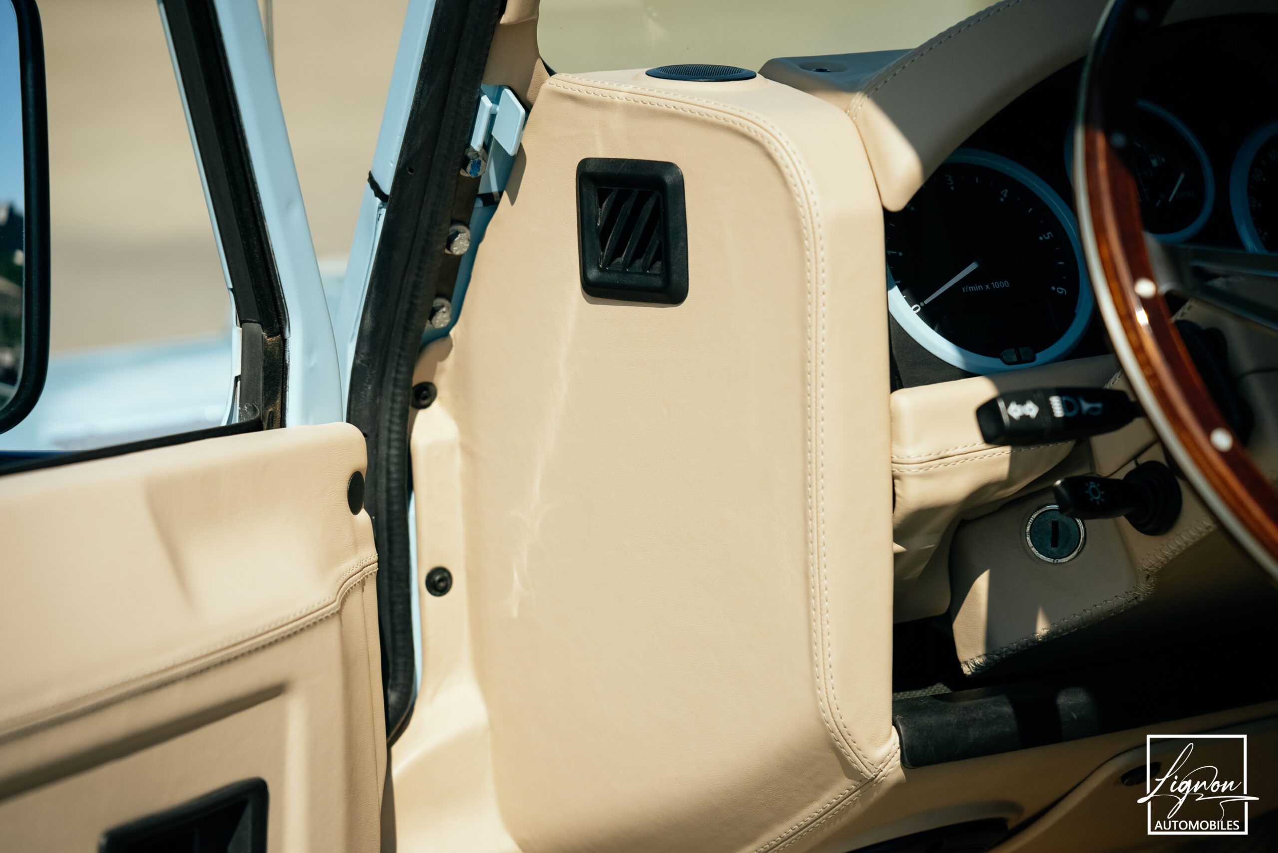 Photo Land Rover Defender 90 TD4 2.4L Soft Top "Plage"