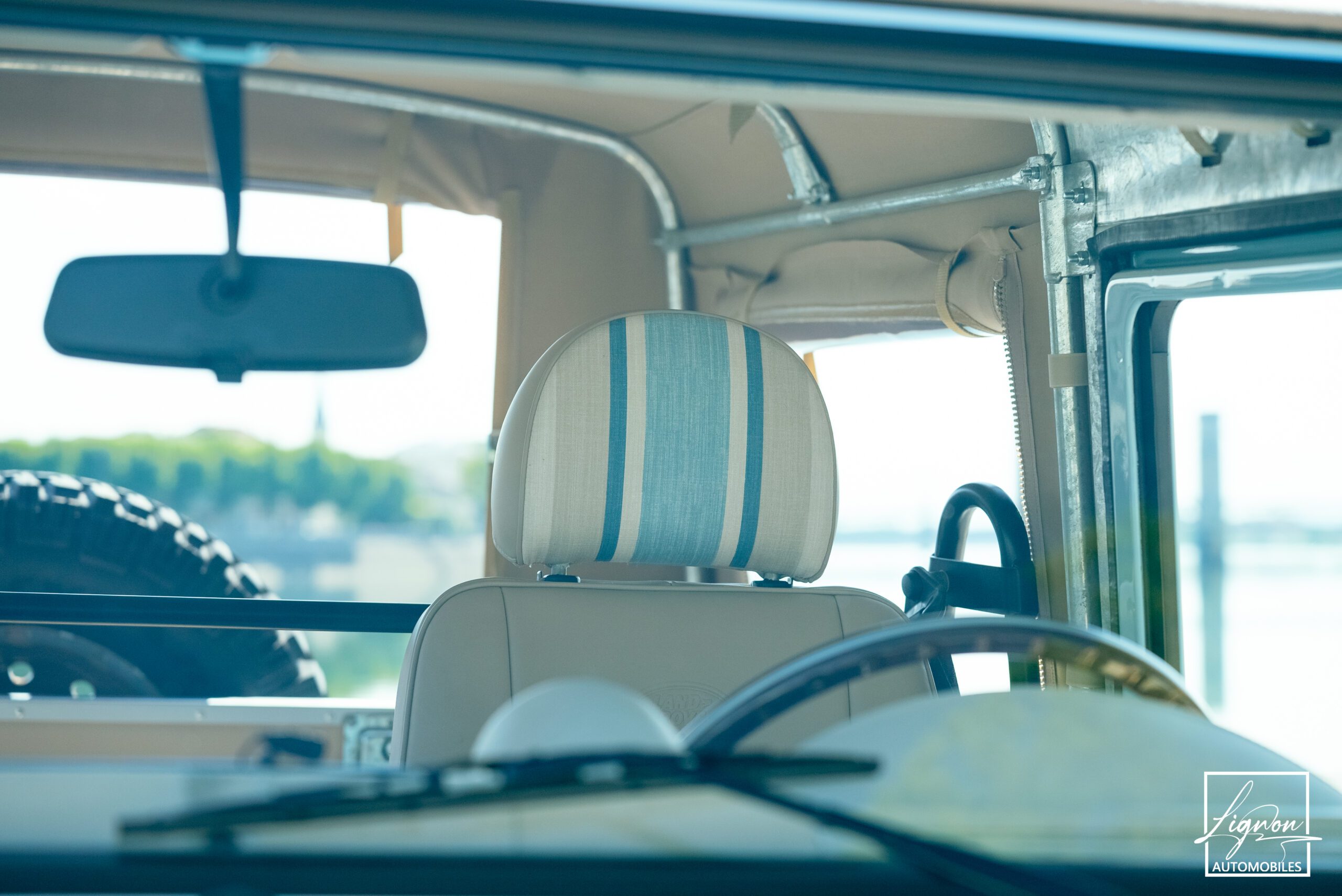 Photo Land Rover Defender 90 TD4 2.4L Soft Top "Plage"