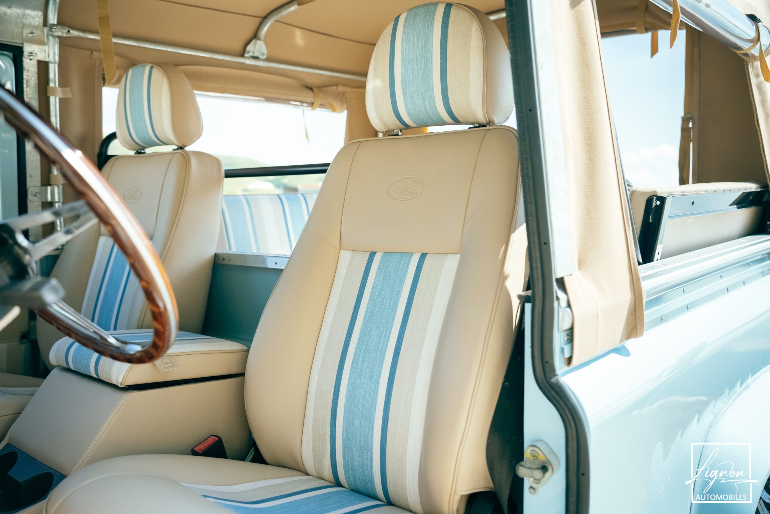 Photo Land Rover Defender 90 TD4 2.4L Soft Top "Plage"