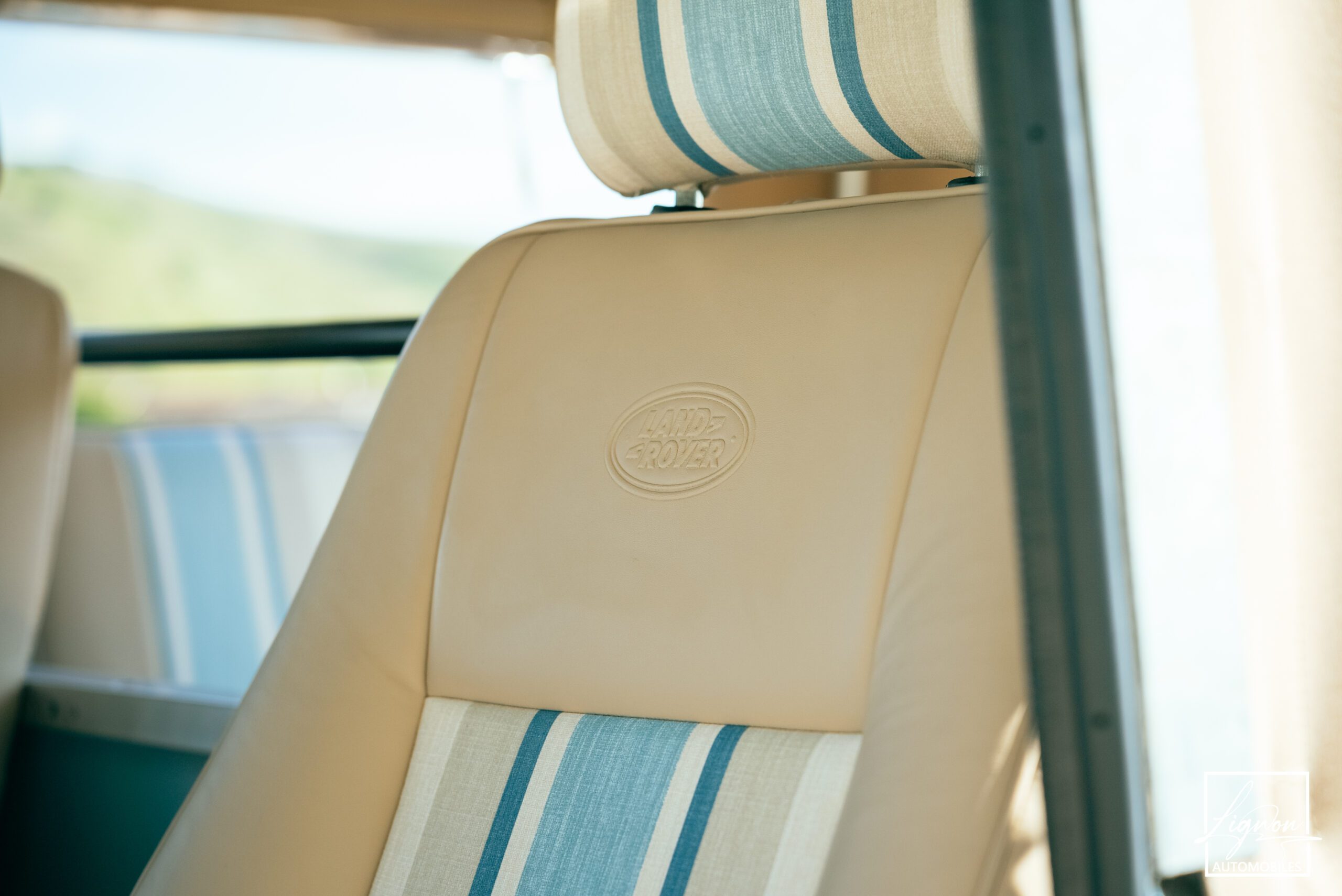 Photo Land Rover Defender 90 TD4 2.4L Soft Top "Plage"