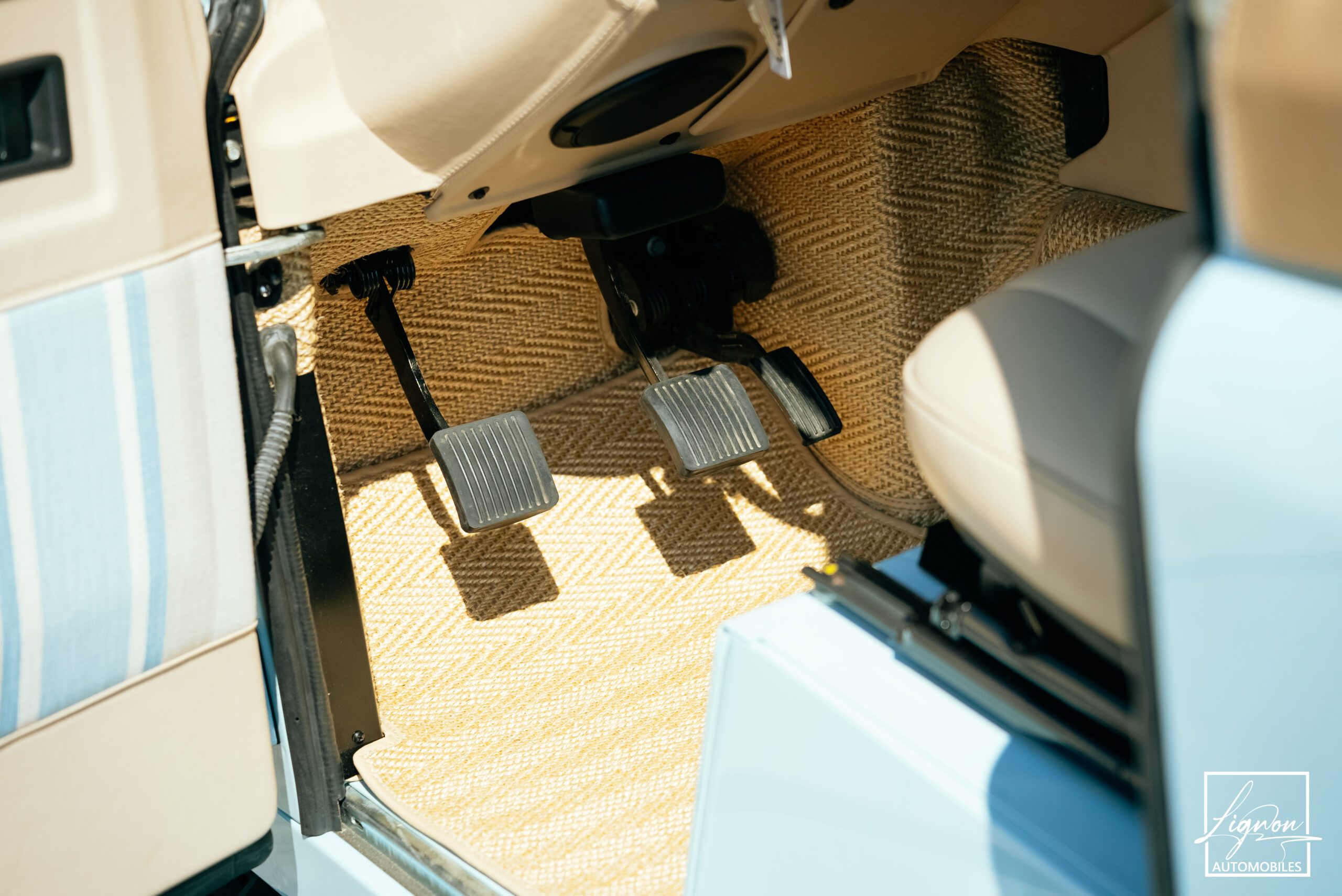 Photo Land Rover Defender 90 TD4 2.4L Soft Top "Plage"