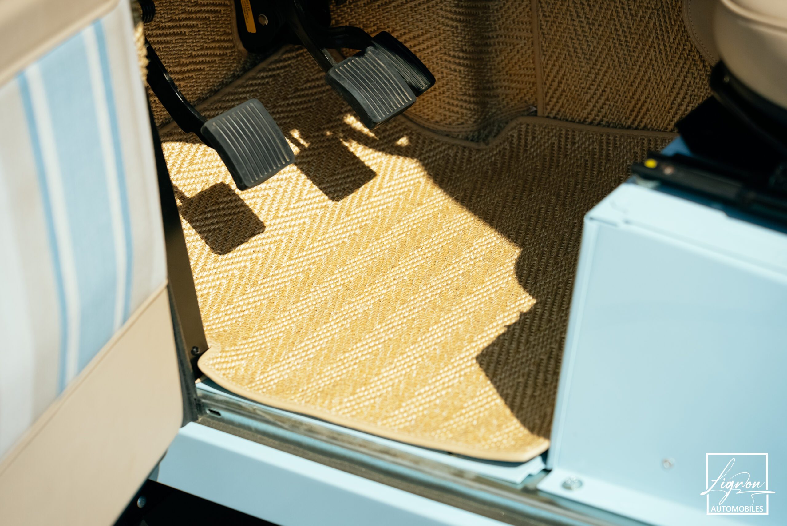 Photo Land Rover Defender 90 TD4 2.4L Soft Top "Plage"