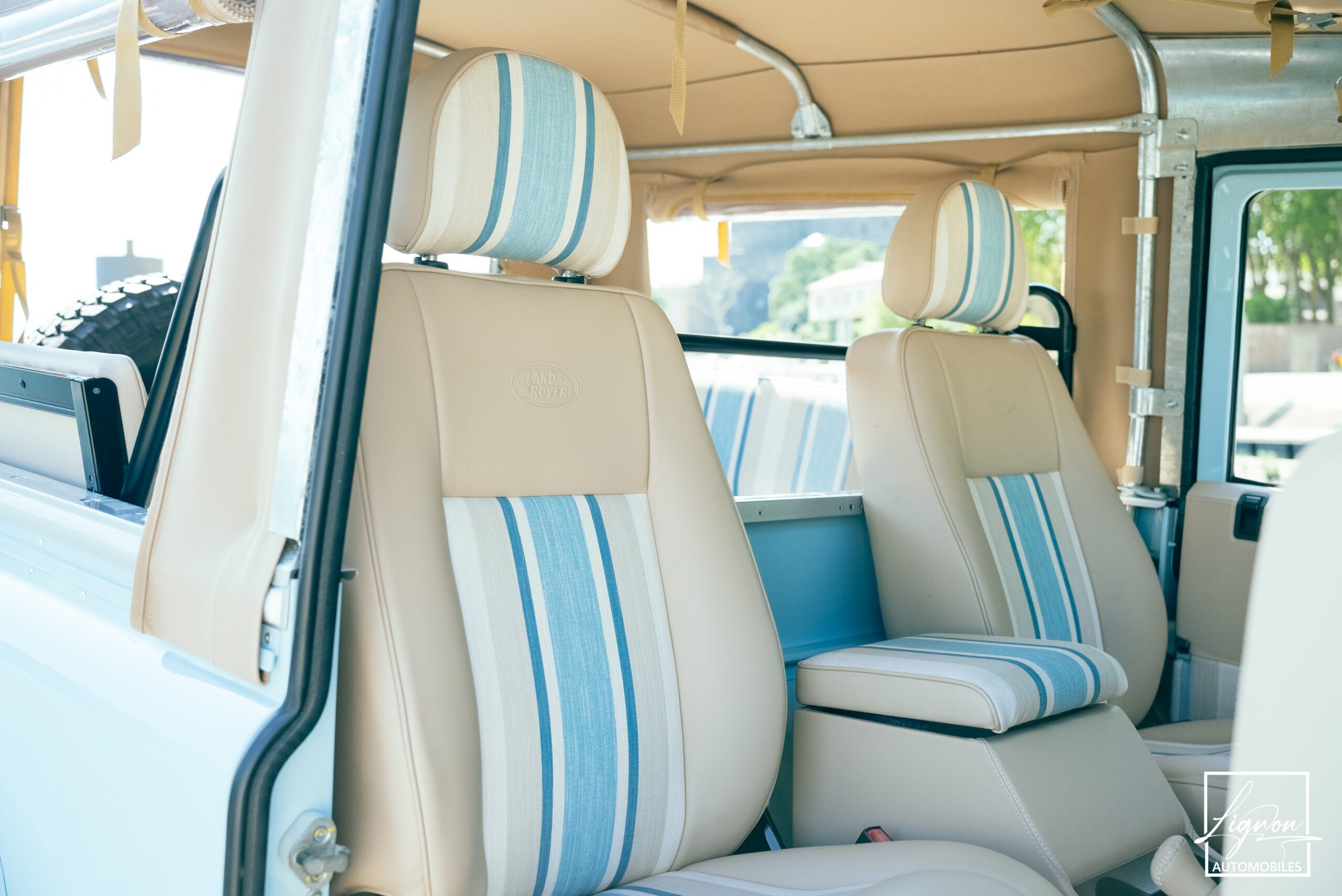 Photo Land Rover Defender 90 TD4 2.4L Soft Top "Plage"