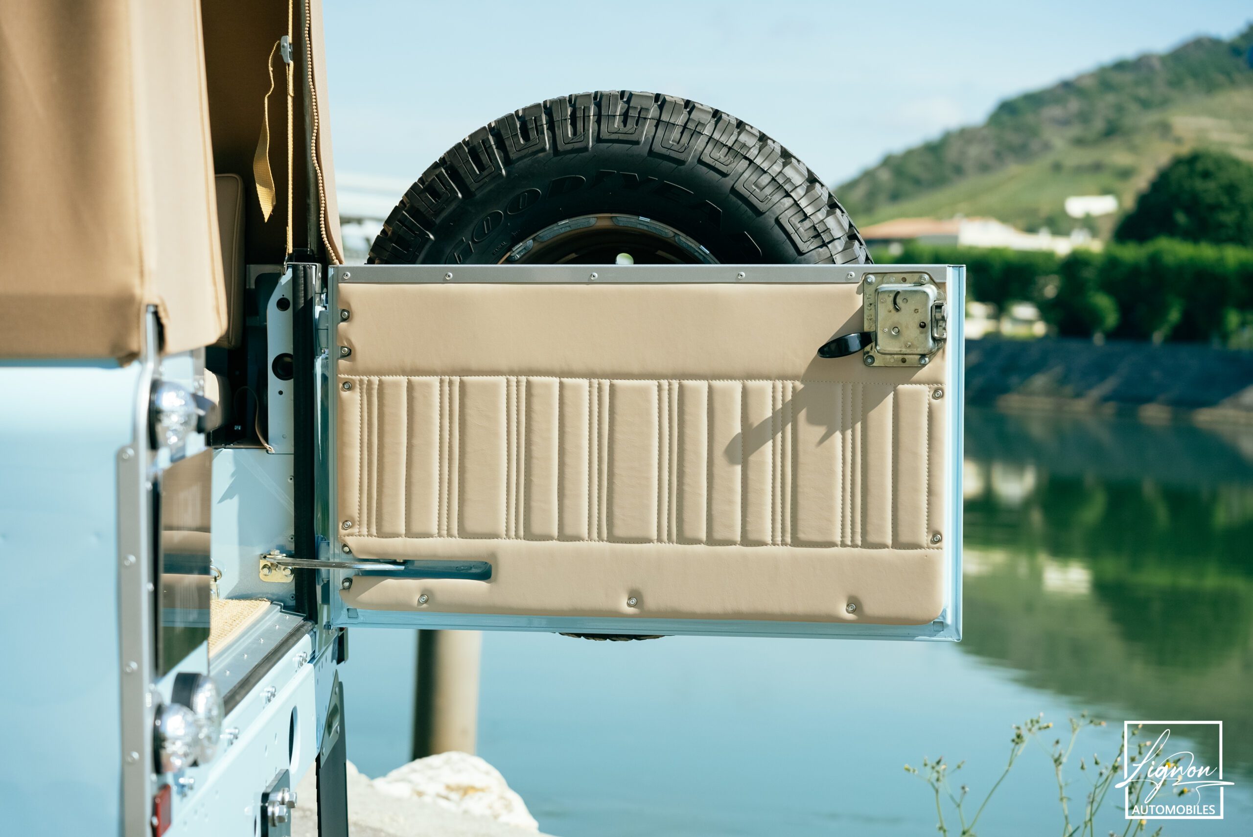 Photo Land Rover Defender 90 TD4 2.4L Soft Top "Plage"