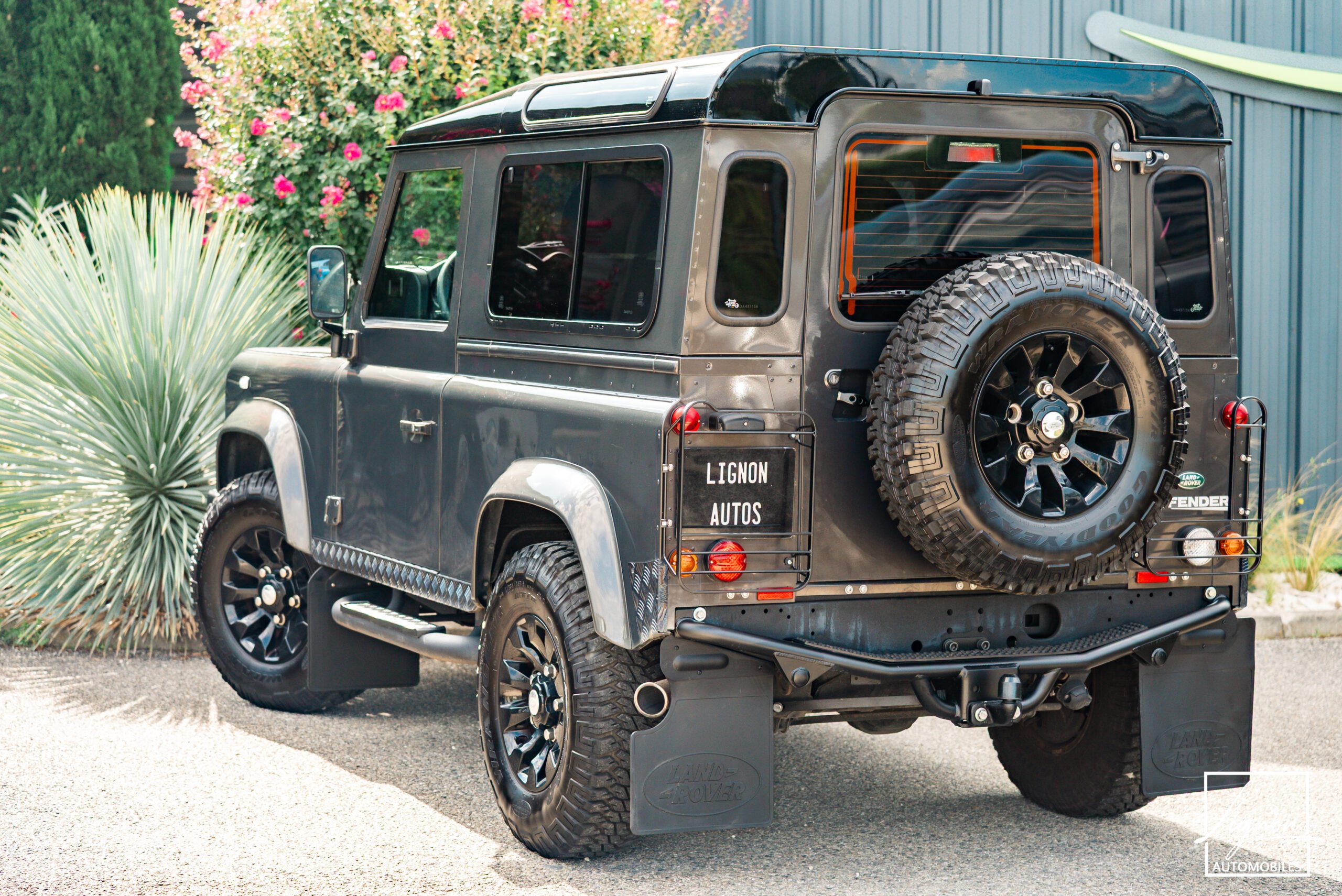 Photo Land Rover Defender 90 TD4 2.2L SW 4 Places Havana Black "SE"