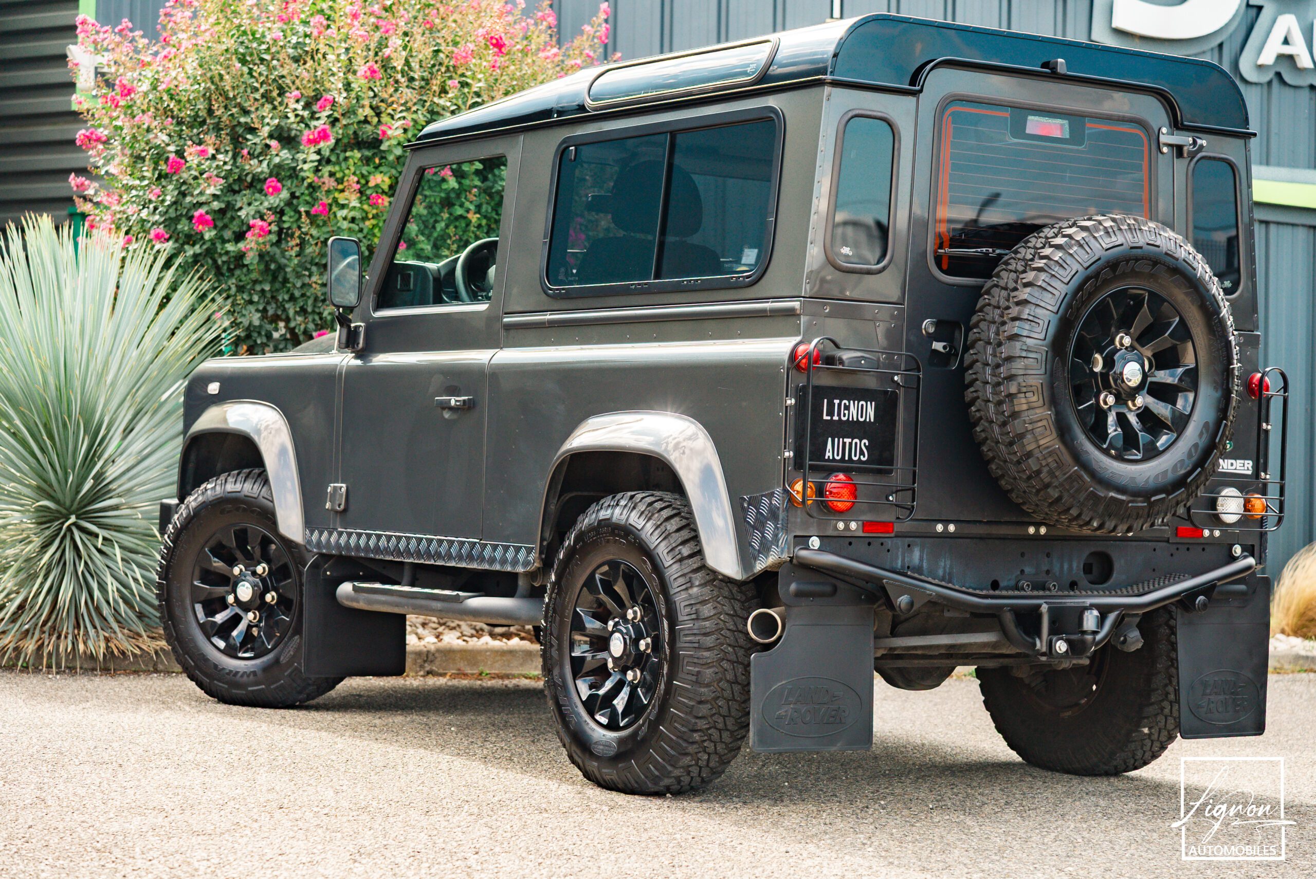 Photo Land Rover Defender 90 TD4 2.2L SW 4 Places Havana Black "SE"