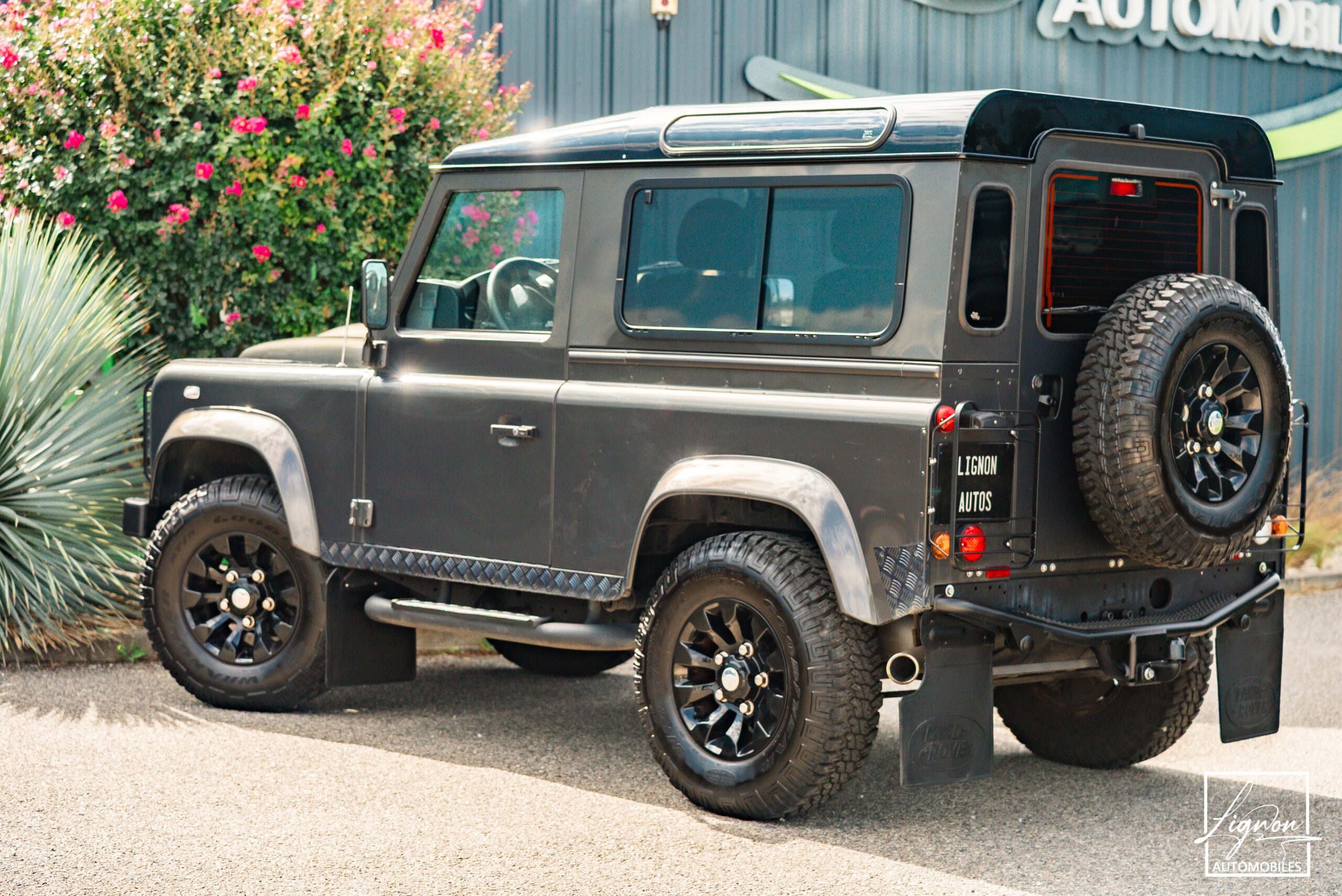 Photo Land Rover Defender 90 TD4 2.2L SW 4 Places Havana Black "SE"