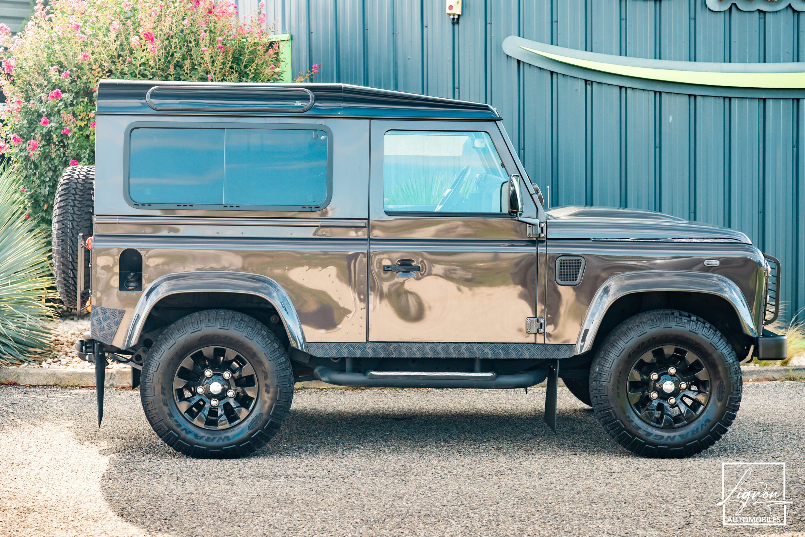 Photo Land Rover Defender 90 TD4 2.2L SW 4 Places Havana Black "SE"