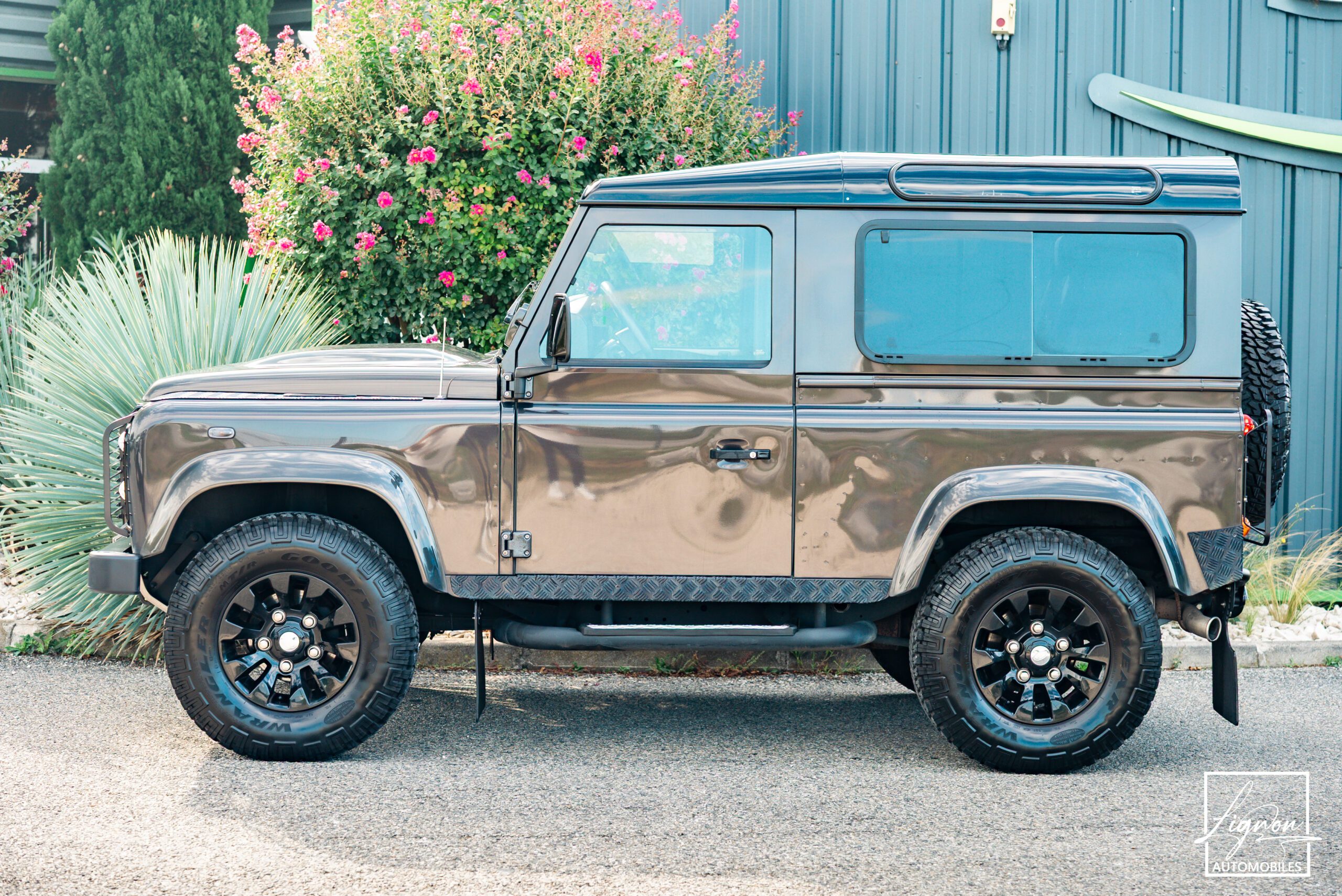 Photo Land Rover Defender 90 TD4 2.2L SW 4 Places Havana Black "SE"