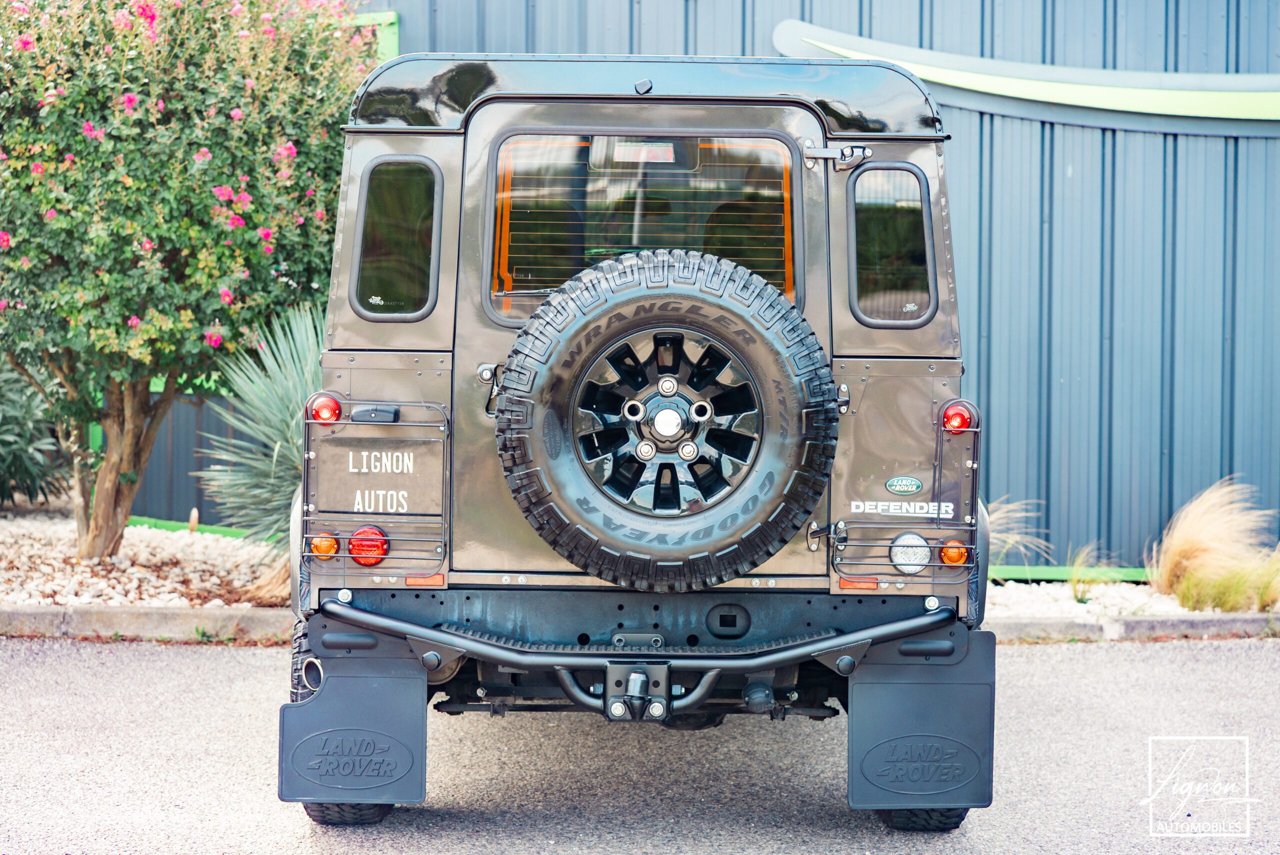 Photo Land Rover Defender 90 TD4 2.2L SW 4 Places Havana Black "SE"