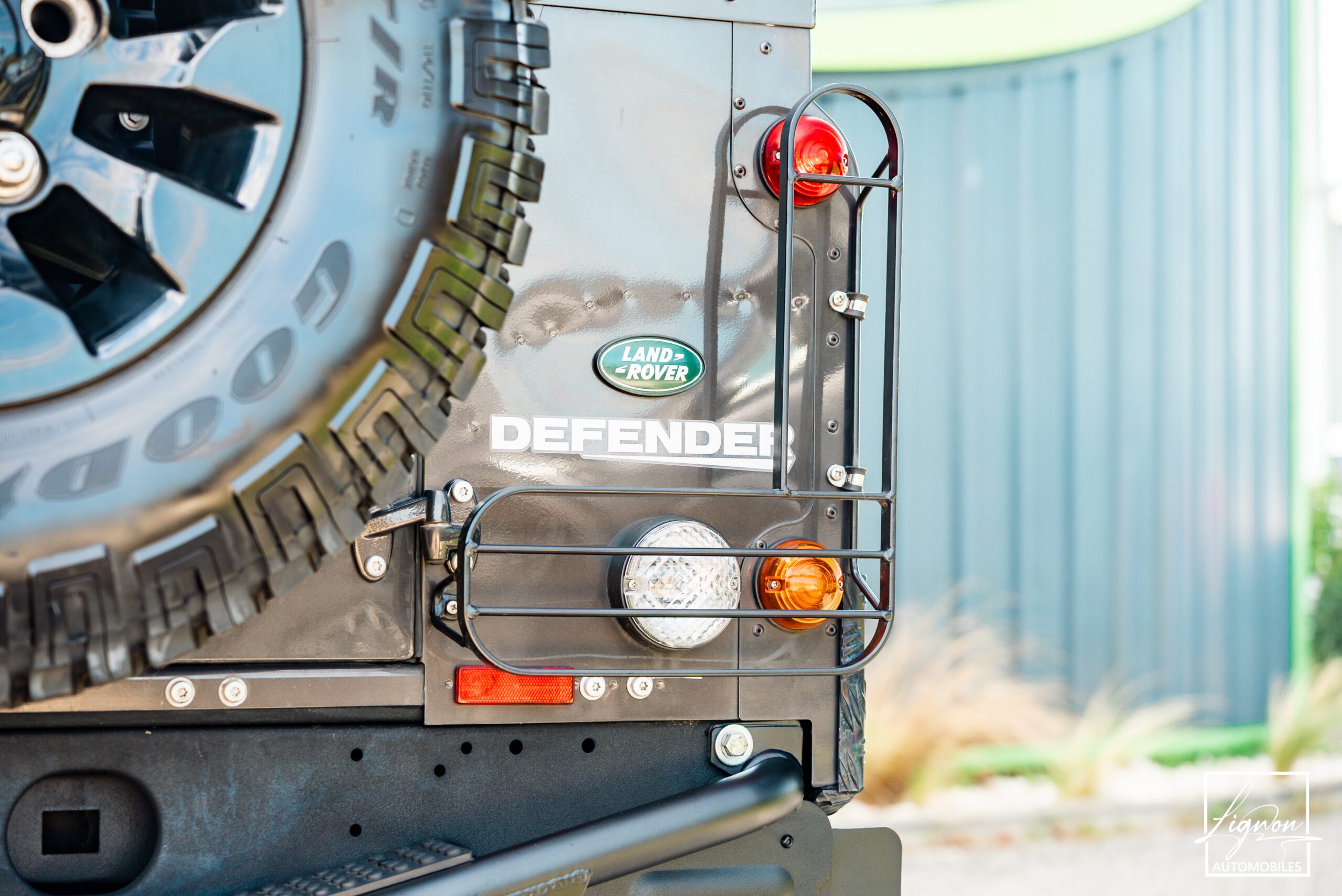 Photo Land Rover Defender 90 TD4 2.2L SW 4 Places Havana Black "SE"