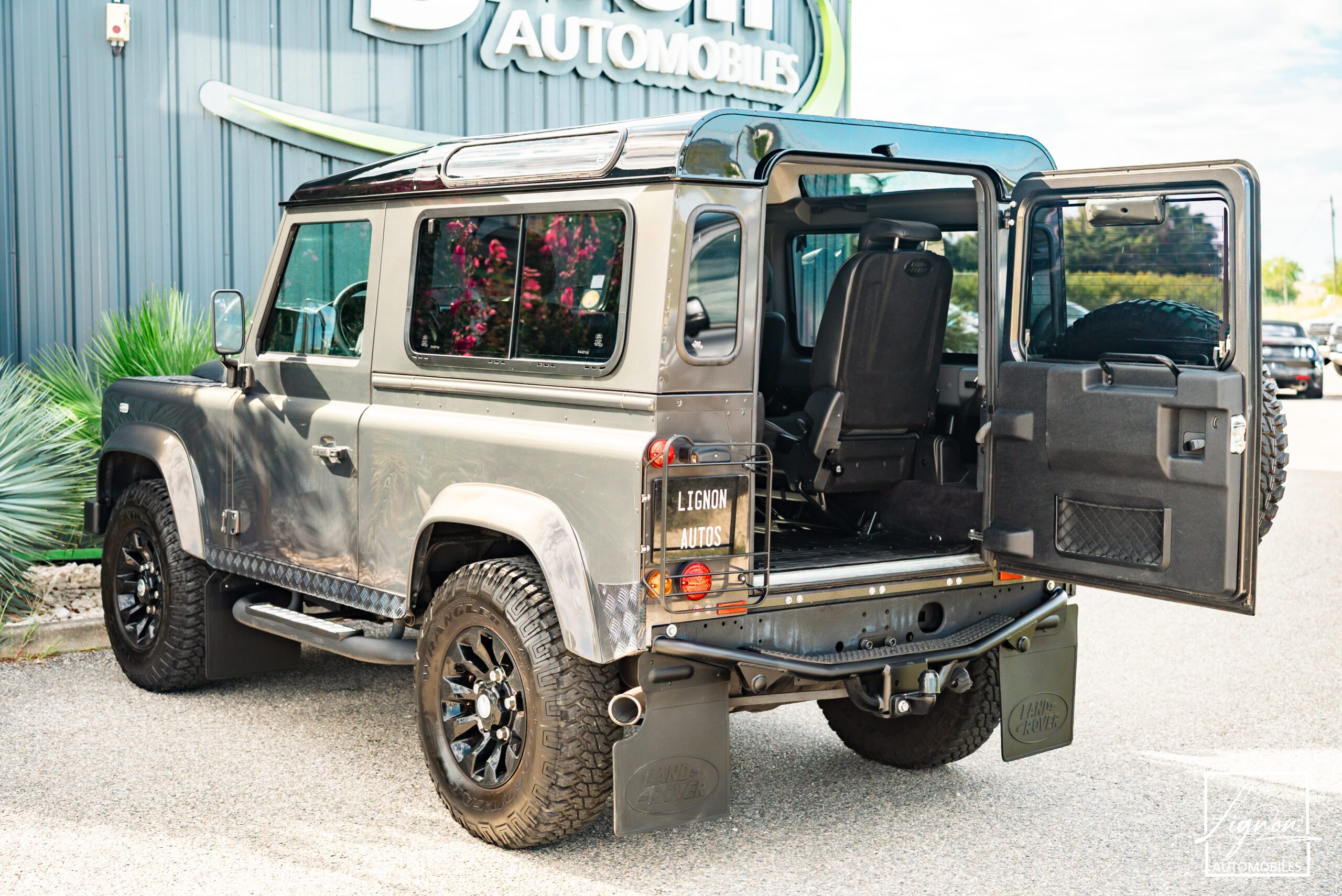 Photo Land Rover Defender 90 TD4 2.2L SW 4 Places Havana Black "SE"