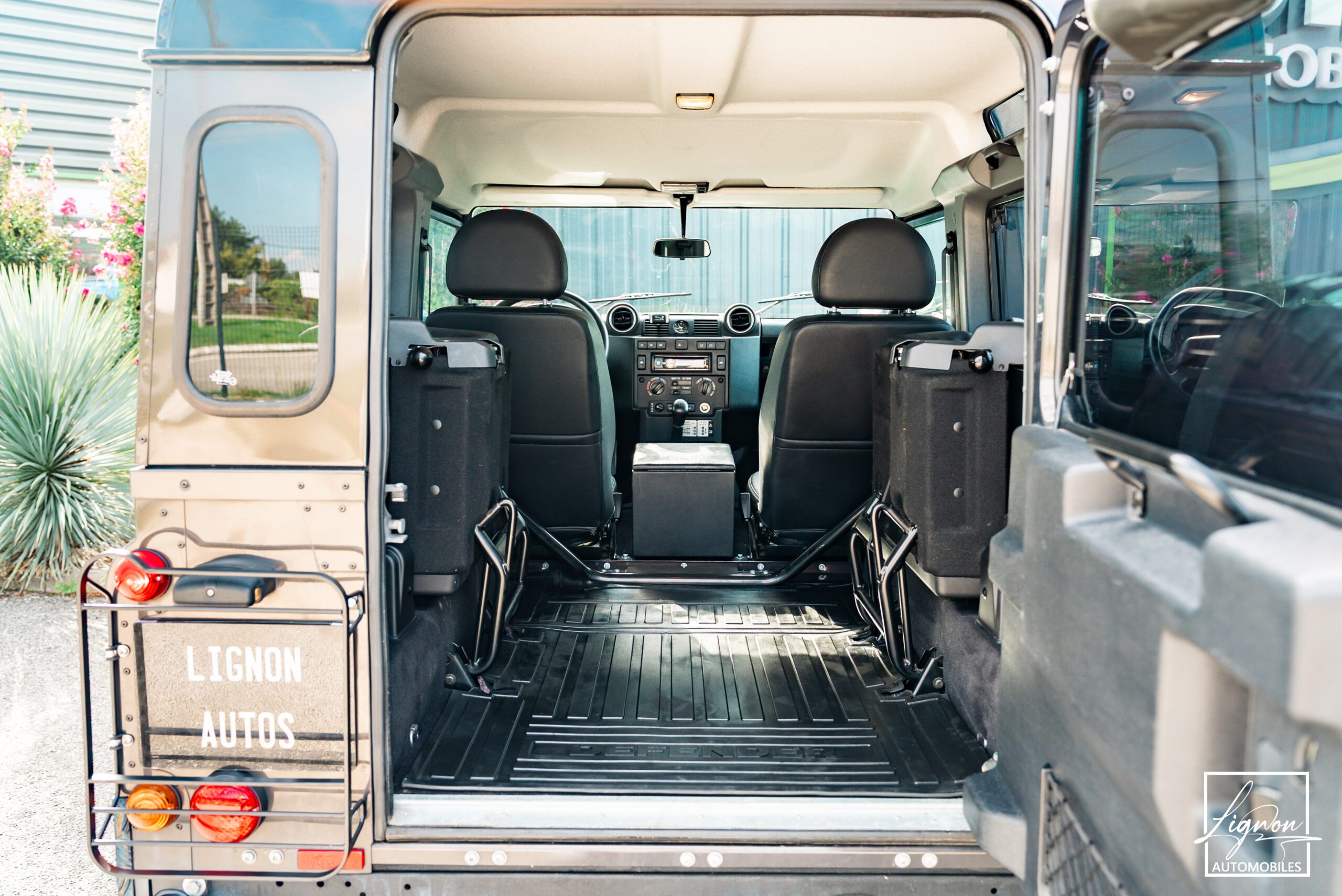 Photo Land Rover Defender 90 TD4 2.2L SW 4 Places Havana Black "SE"