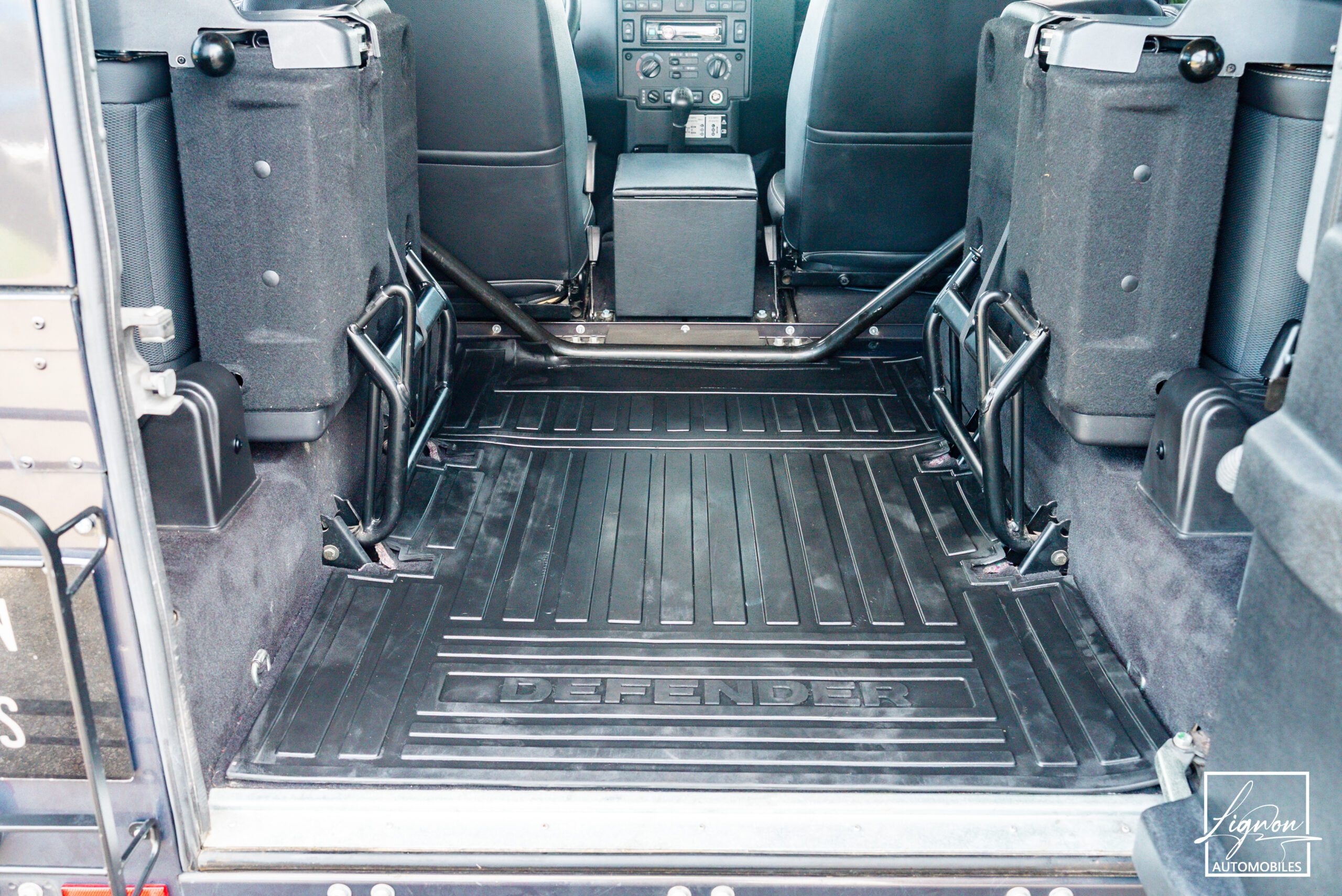 Photo Land Rover Defender 90 TD4 2.2L SW 4 Places Havana Black "SE"