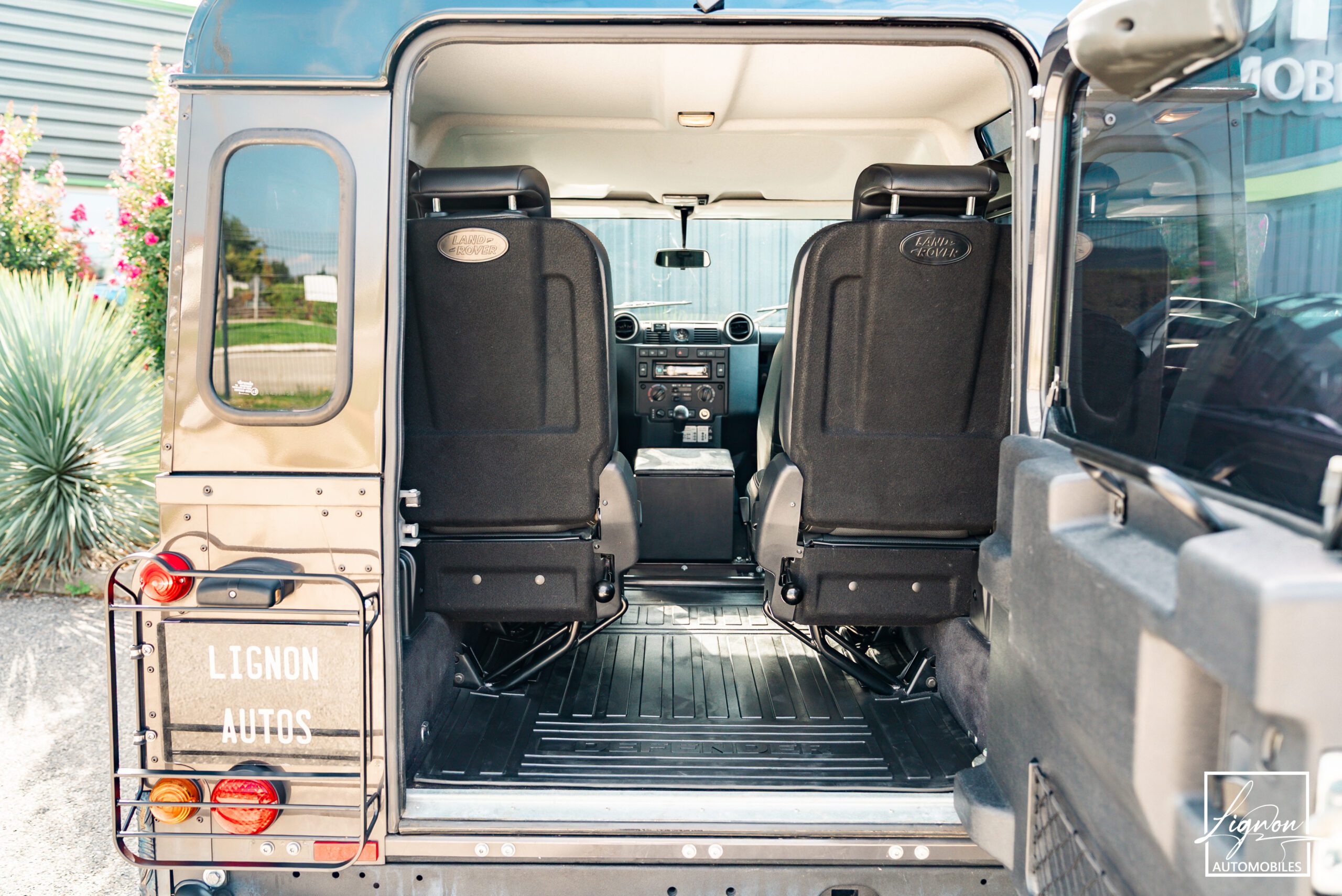 Photo Land Rover Defender 90 TD4 2.2L SW 4 Places Havana Black "SE"