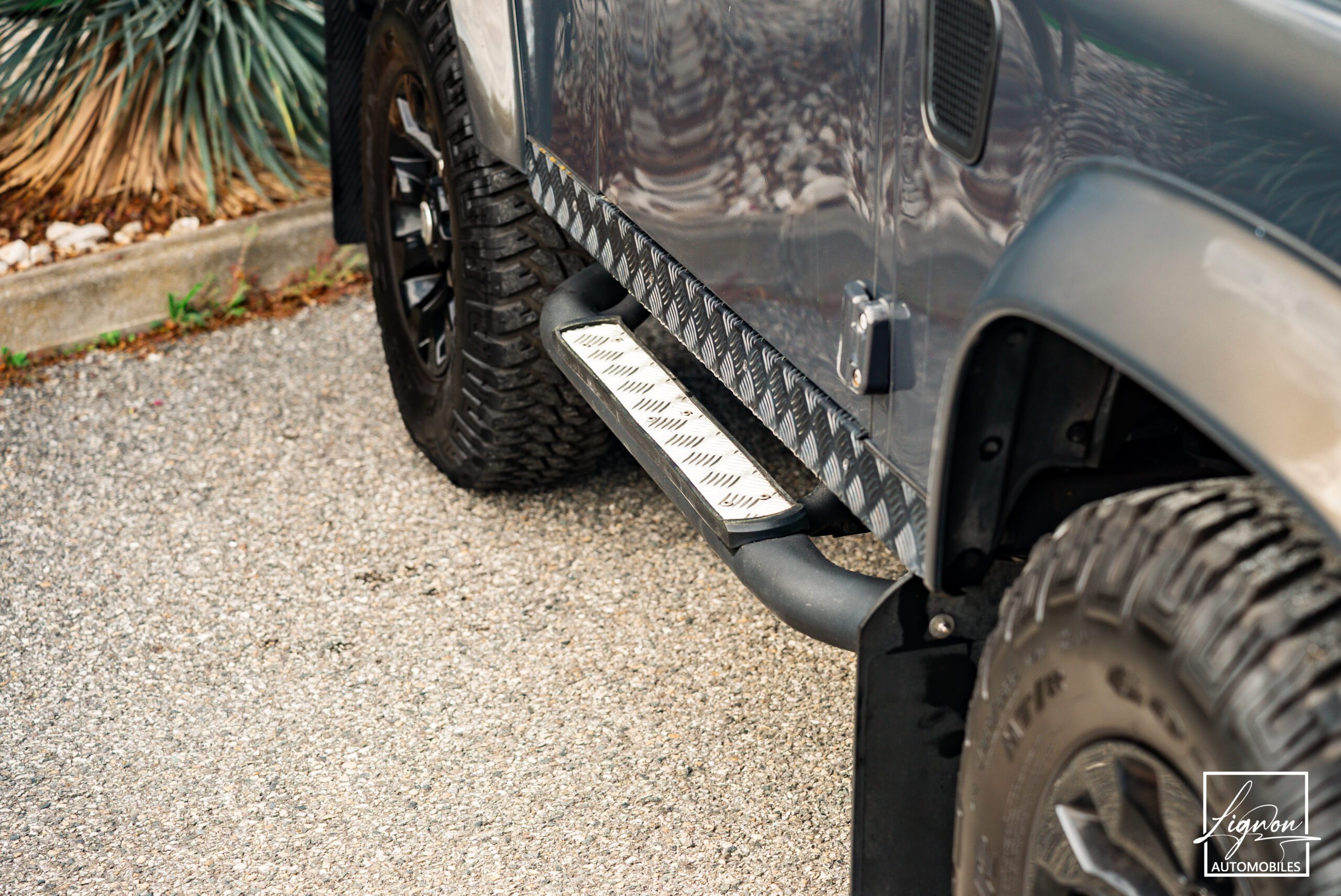 Photo Land Rover Defender 90 TD4 2.2L SW 4 Places Havana Black "SE"