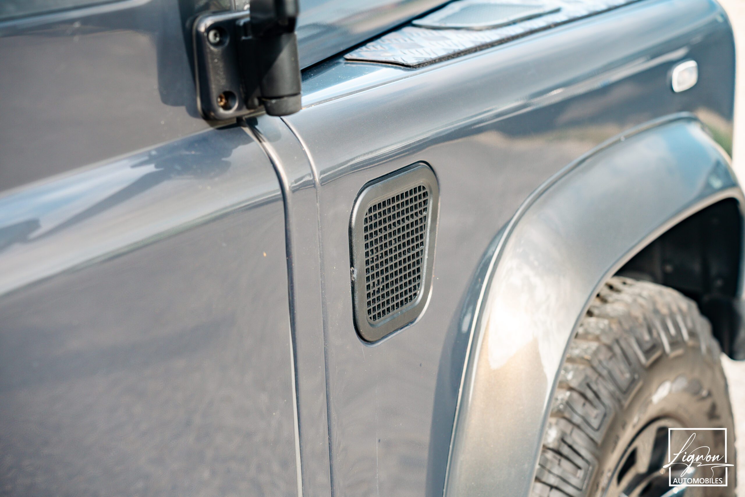 Photo Land Rover Defender 90 TD4 2.2L SW 4 Places Havana Black "SE"