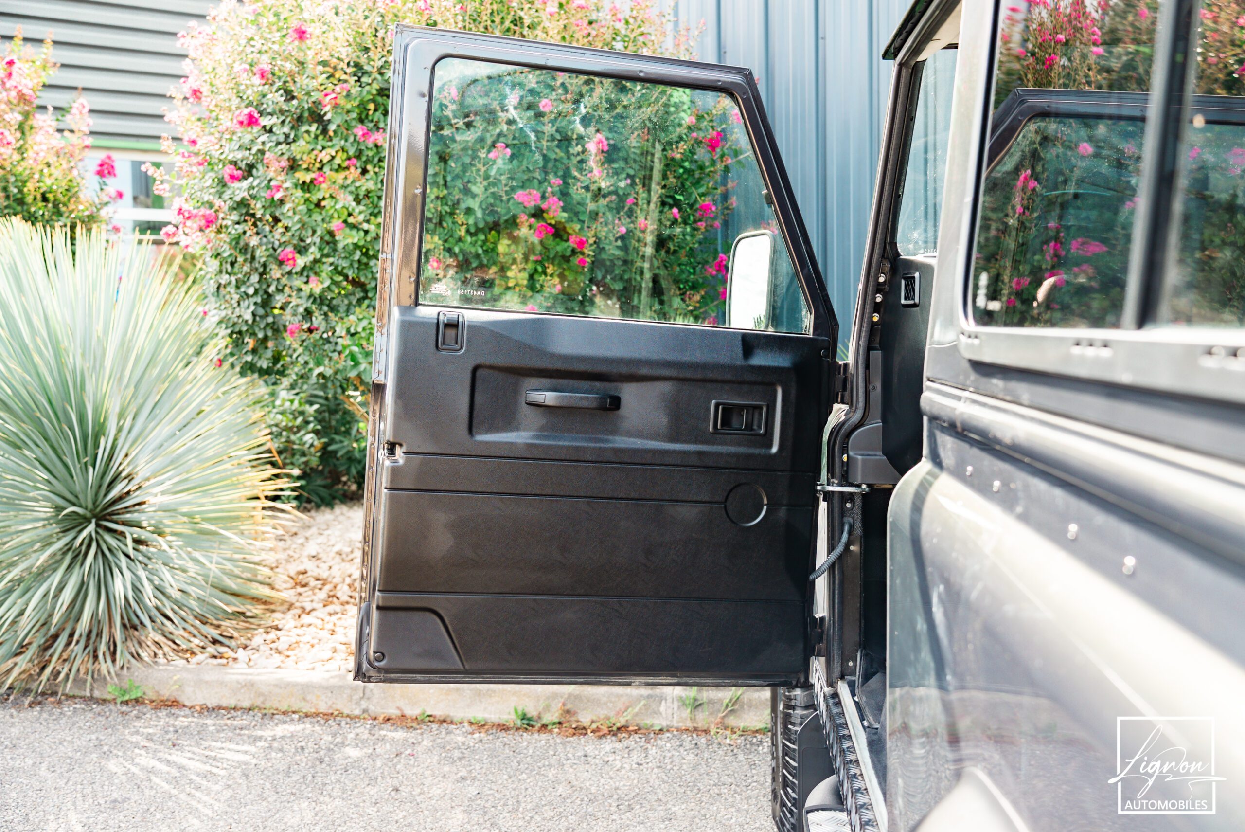 Photo Land Rover Defender 90 TD4 2.2L SW 4 Places Havana Black "SE"
