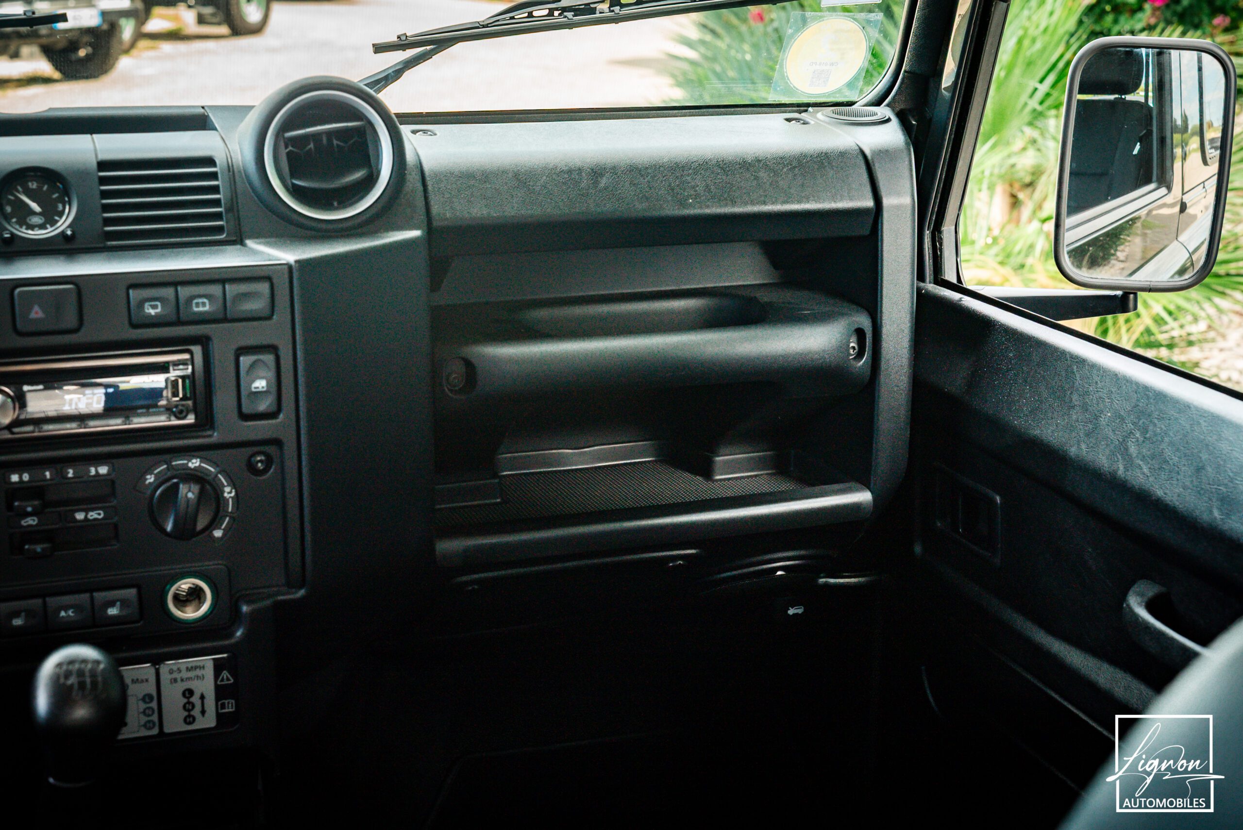 Photo Land Rover Defender 90 TD4 2.2L SW 4 Places Havana Black "SE"