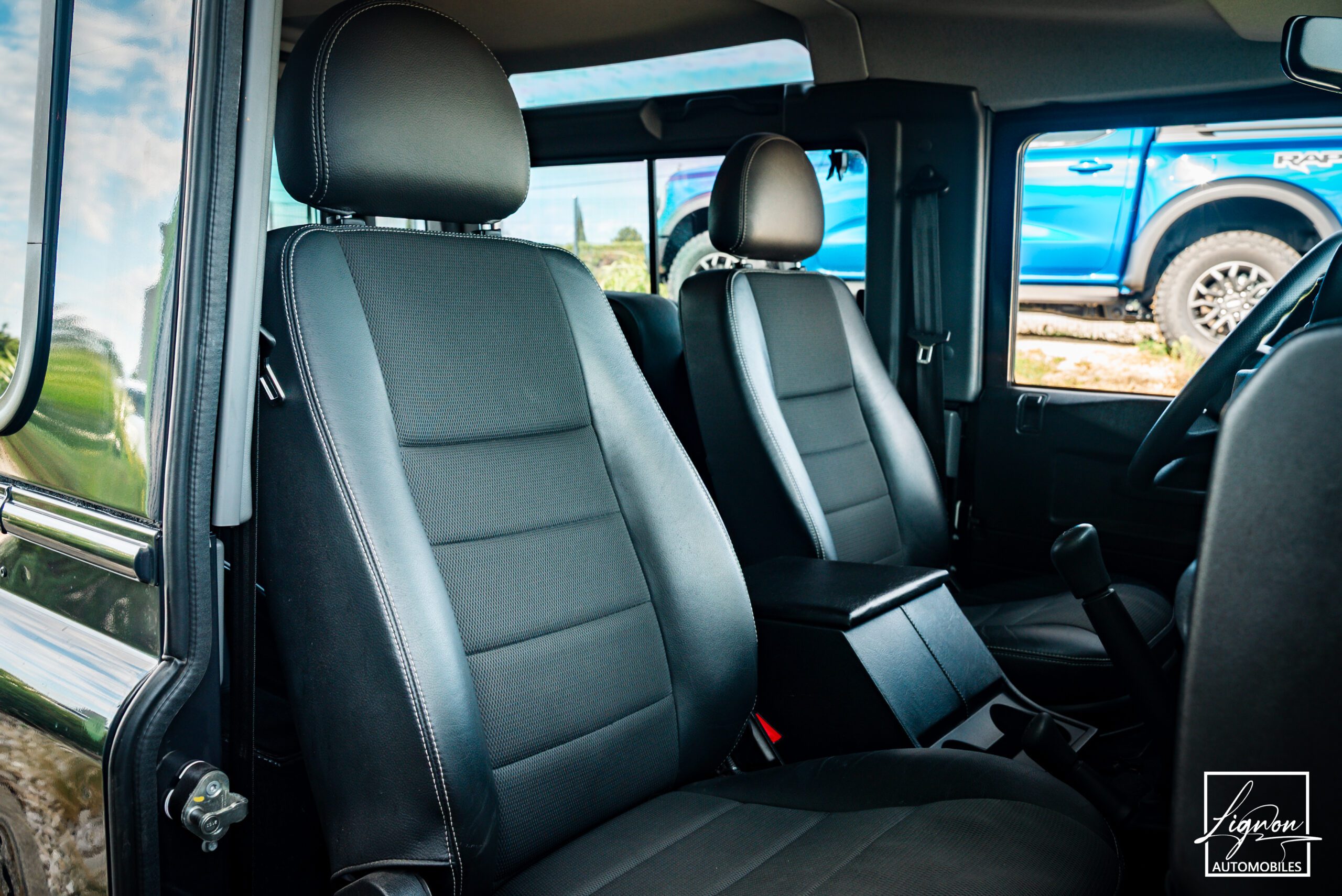Photo Land Rover Defender 90 TD4 2.2L SW 4 Places Havana Black "SE"