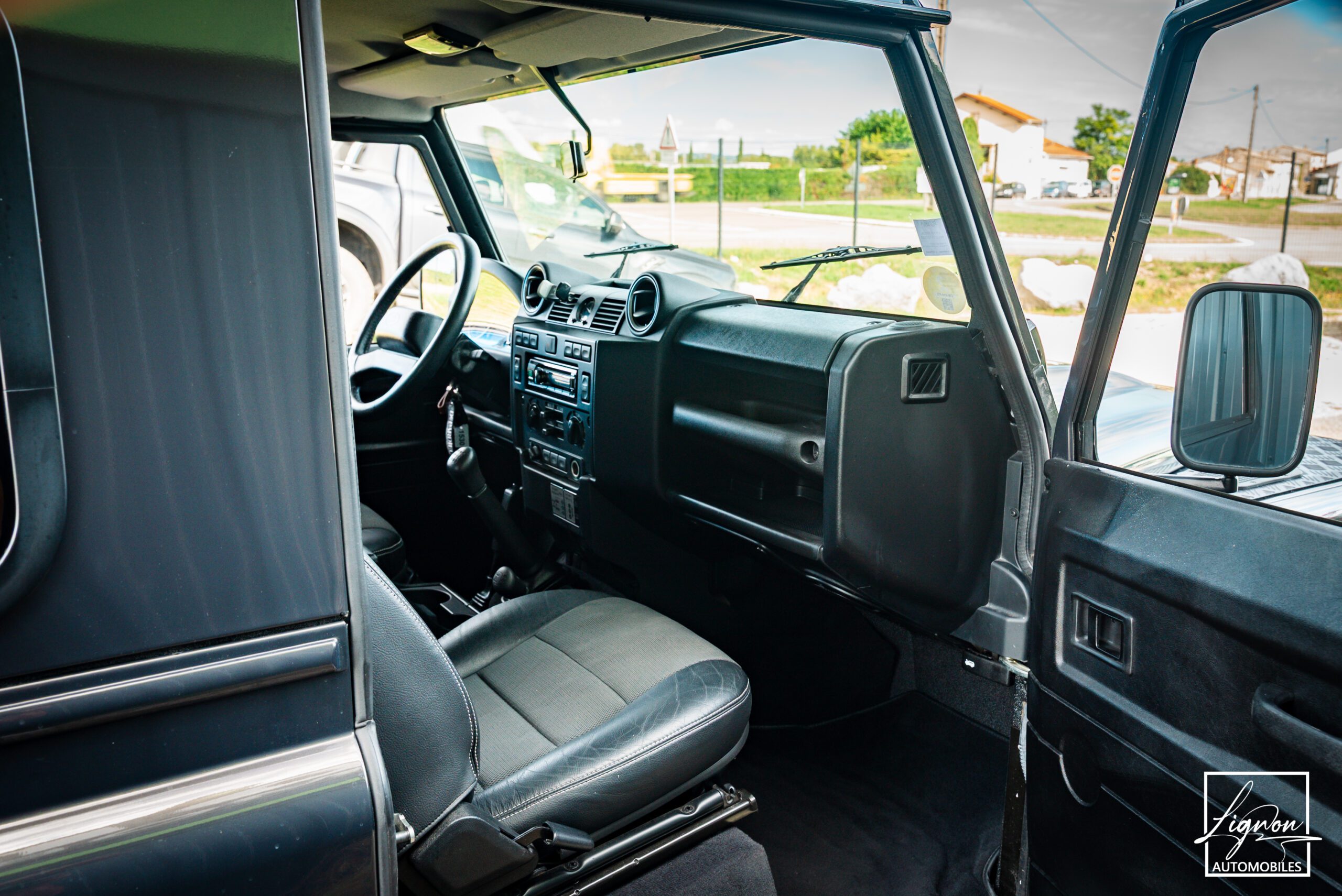 Photo Land Rover Defender 90 TD4 2.2L SW 4 Places Havana Black "SE"