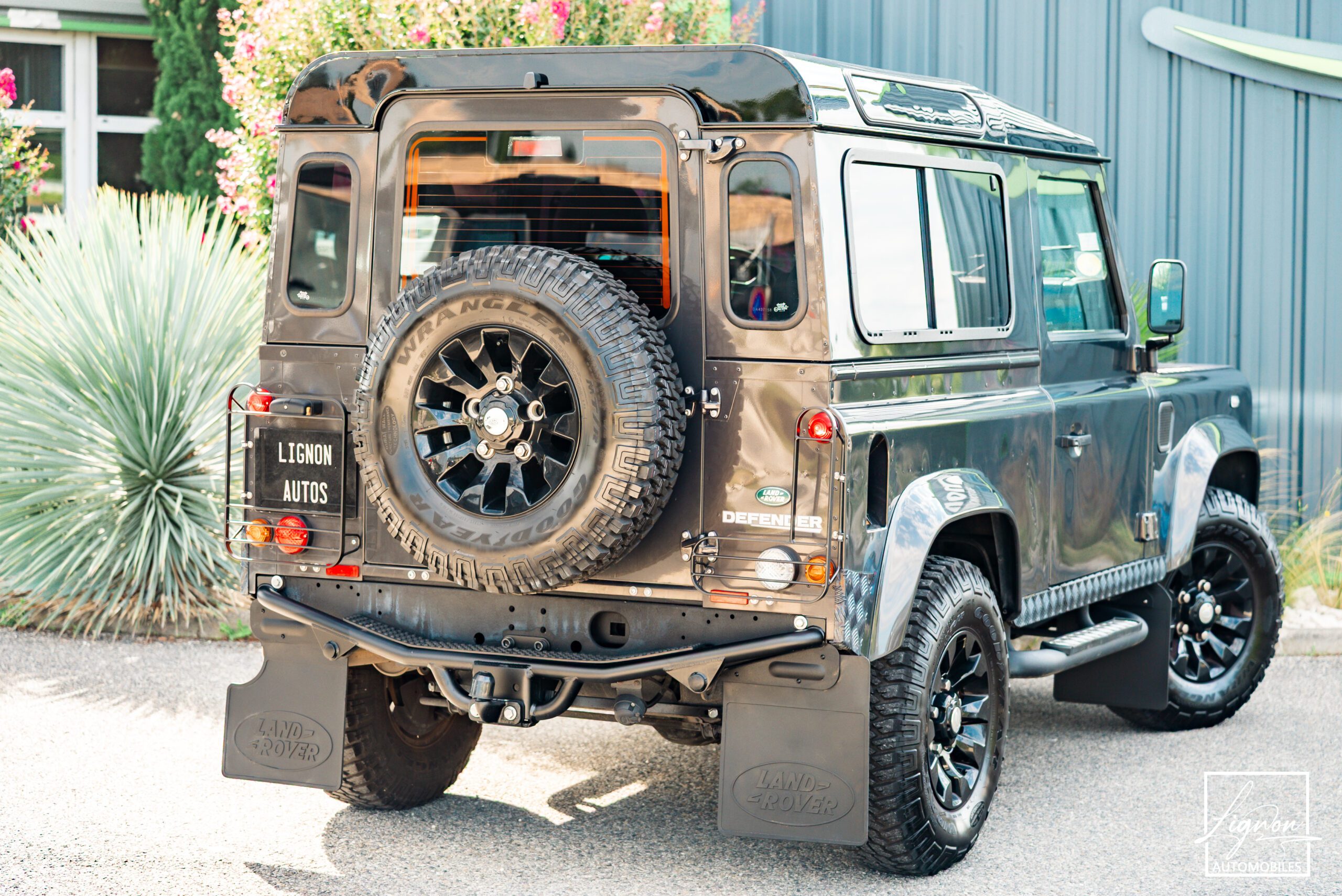 Photo Land Rover Defender 90 TD4 2.2L SW 4 Places Havana Black "SE"