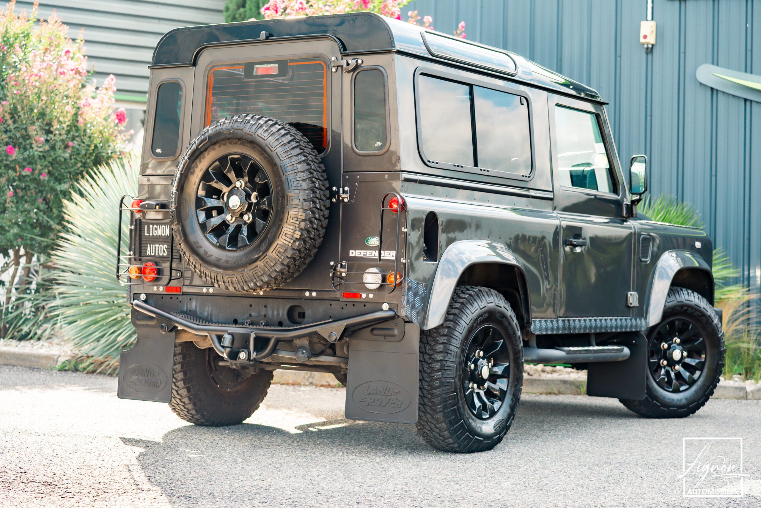 Photo Land Rover Defender 90 TD4 2.2L SW 4 Places Havana Black "SE"