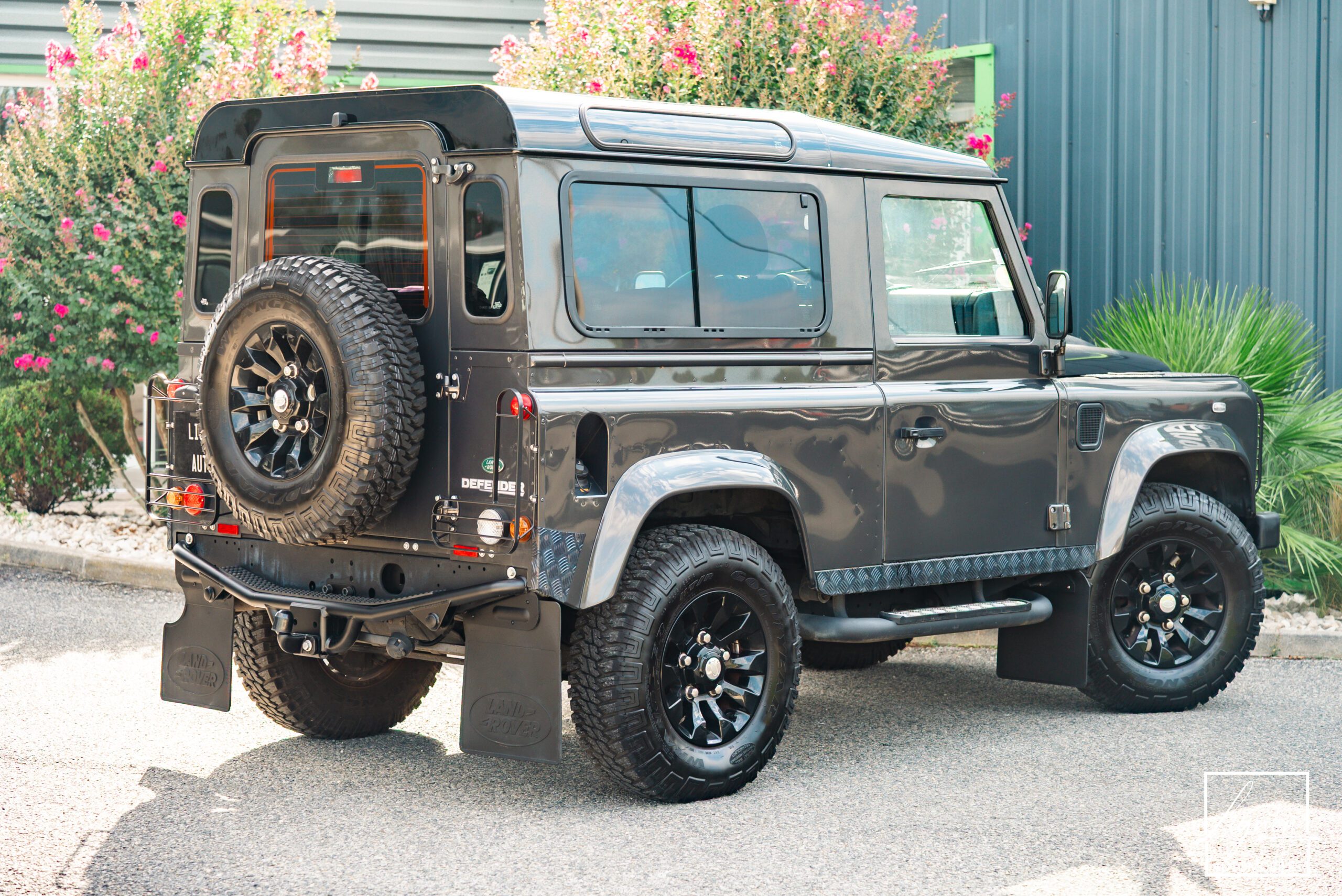 Photo Land Rover Defender 90 TD4 2.2L SW 4 Places Havana Black "SE"