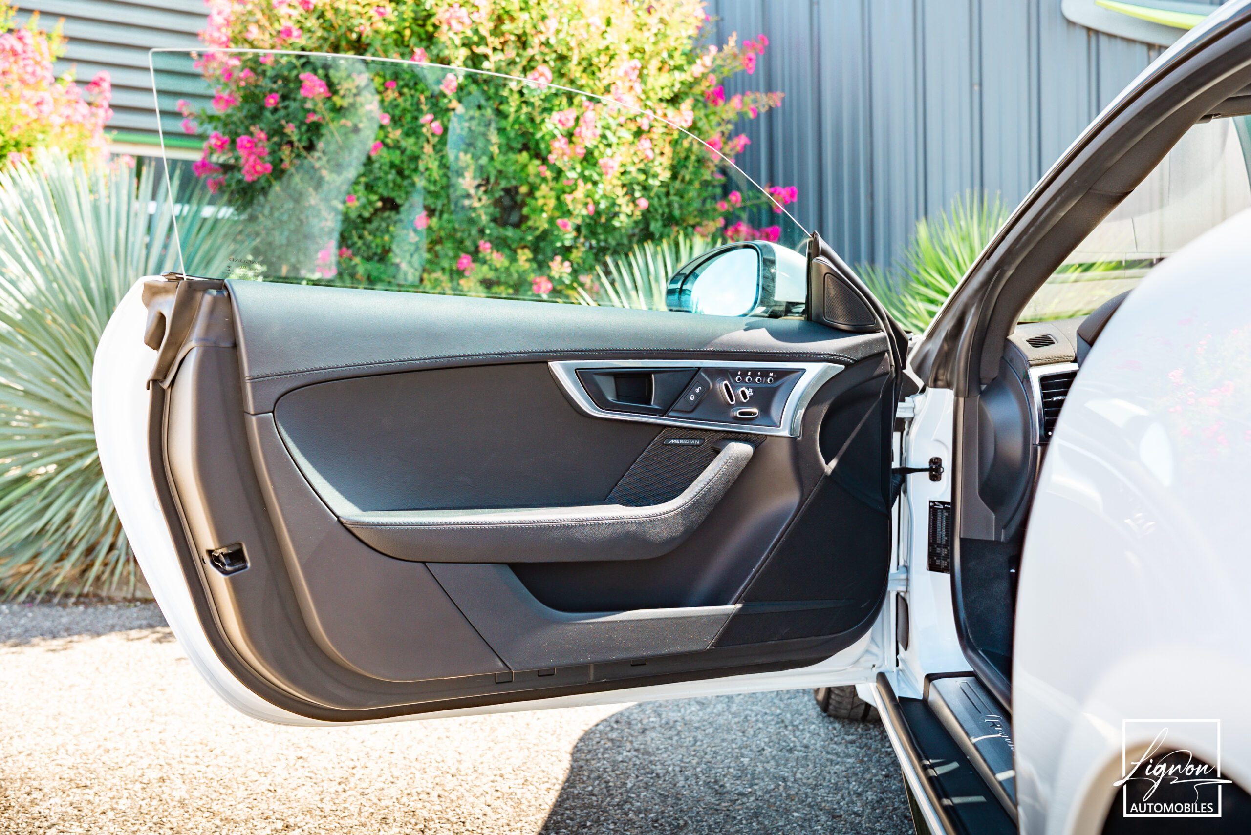 Photo Jaguar F-type Coupé 3.0 v6 P 340 R-Dynamic BVA8 - Toit Panoramique
