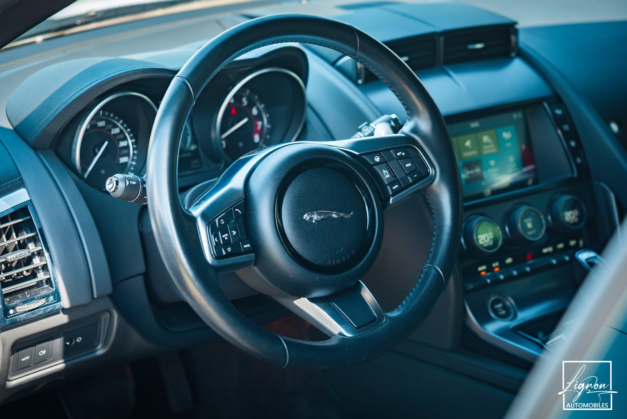 Photo Jaguar F-type Coupé 3.0 v6 P 340 R-Dynamic BVA8 - Toit Panoramique