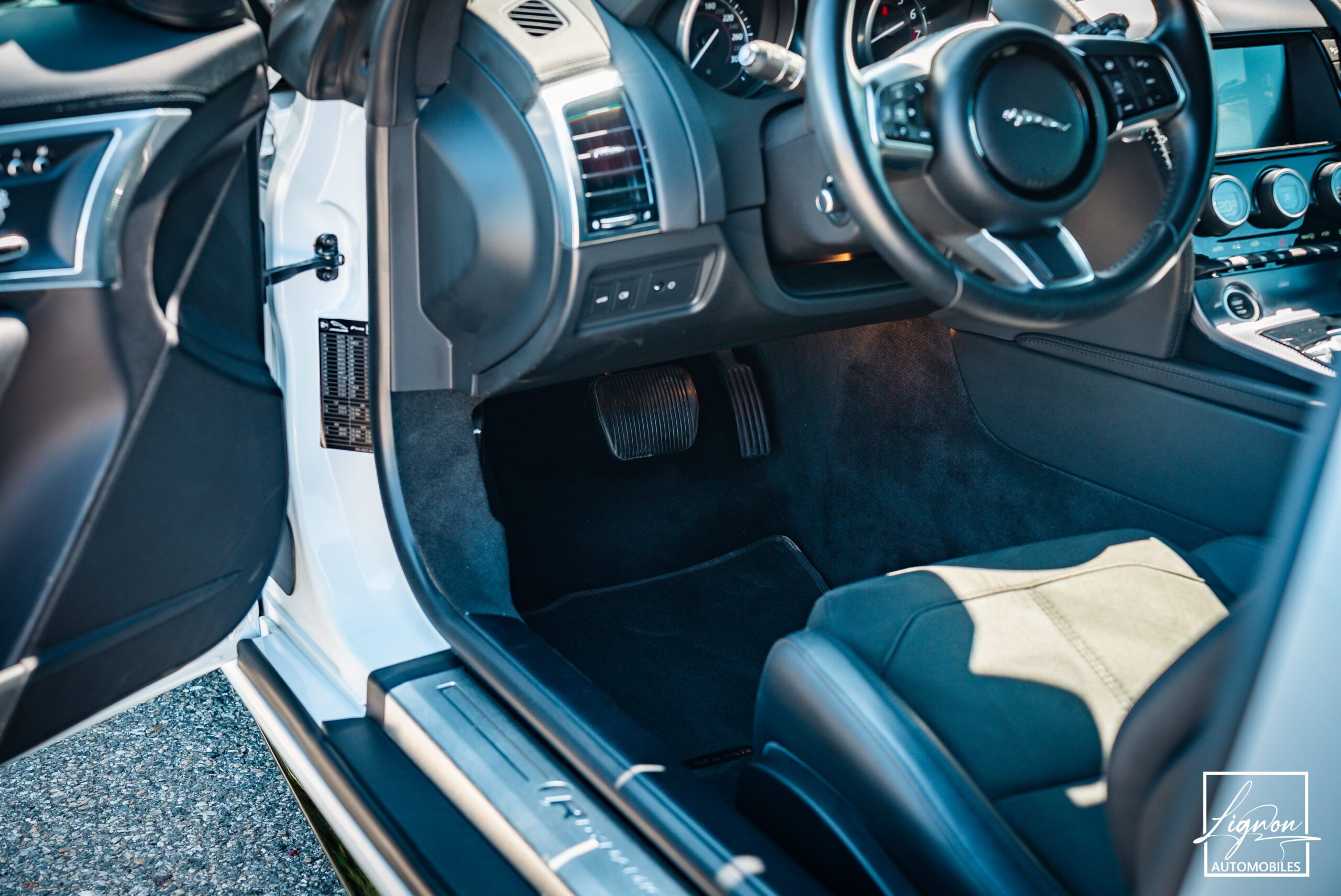 Photo Jaguar F-type Coupé 3.0 v6 P 340 R-Dynamic BVA8 - Toit Panoramique