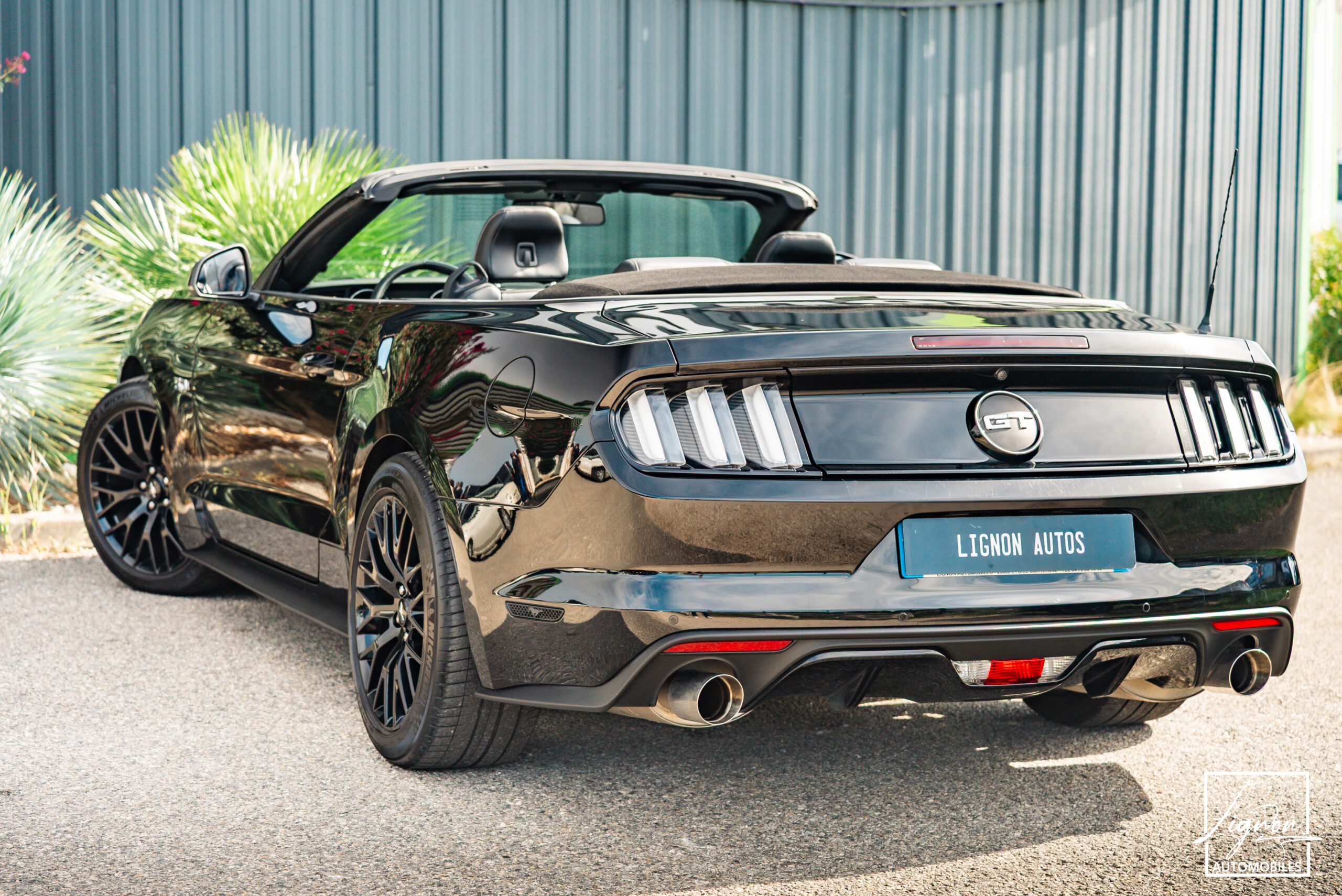 Photo Ford Mustang GT Cabriolet 5.0L V8 421 CH BVA6 Absolute Black - Echappement Sport