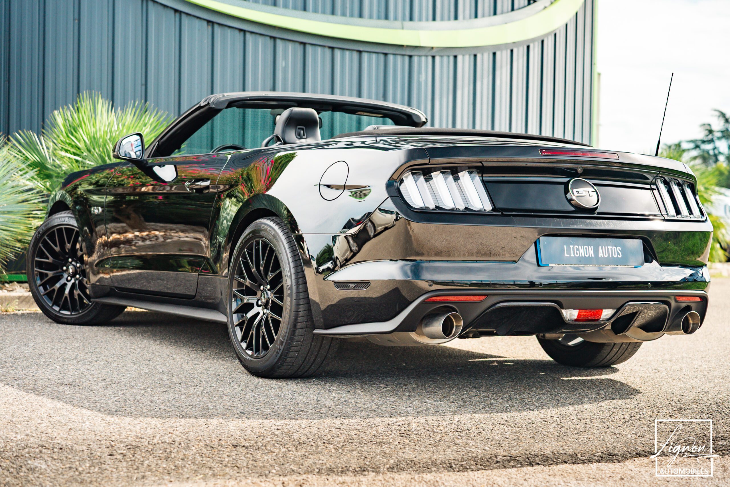 Photo Ford Mustang GT Cabriolet 5.0L V8 421 CH BVA6 Absolute Black - Echappement Sport
