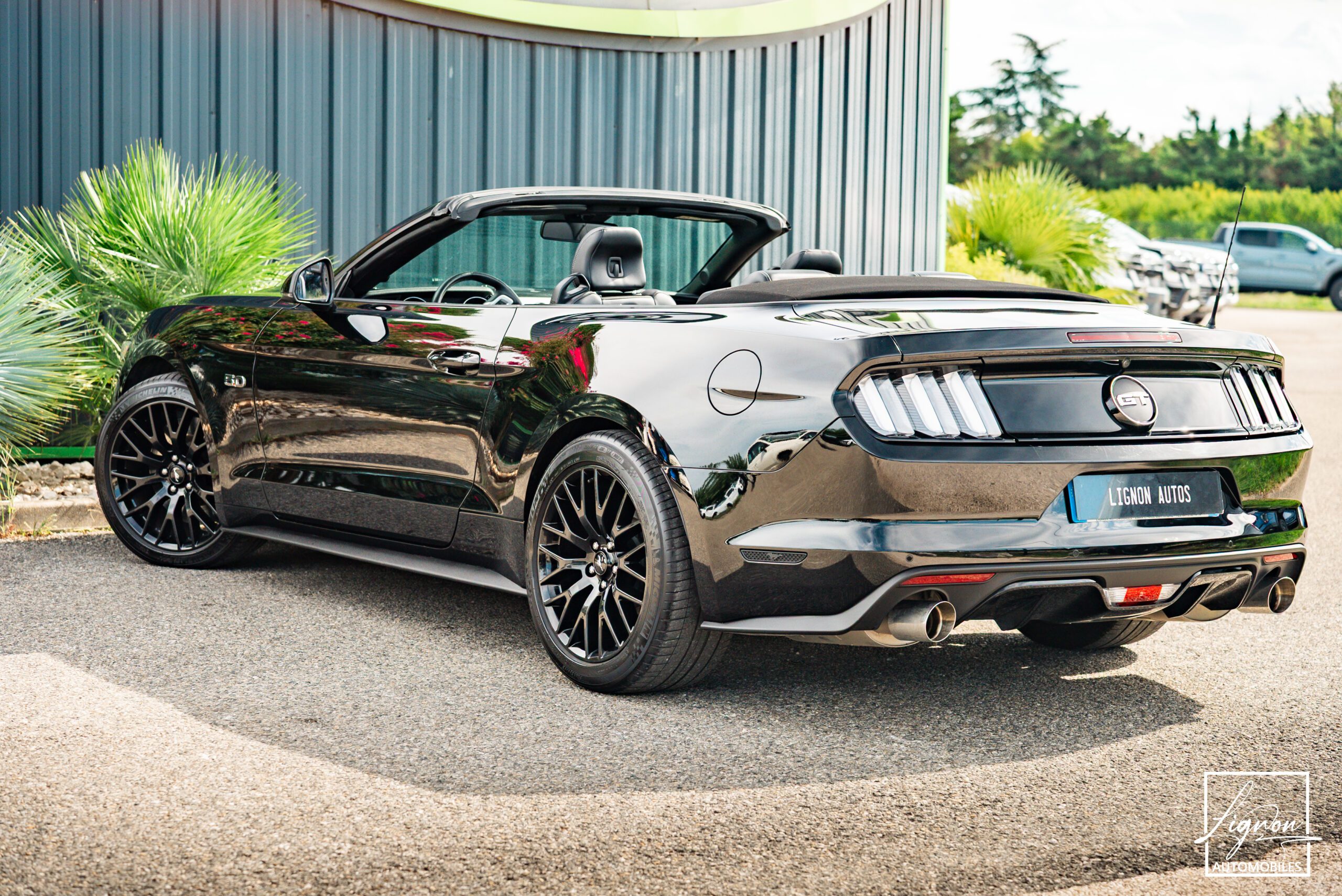 Photo Ford Mustang GT Cabriolet 5.0L V8 421 CH BVA6 Absolute Black - Echappement Sport