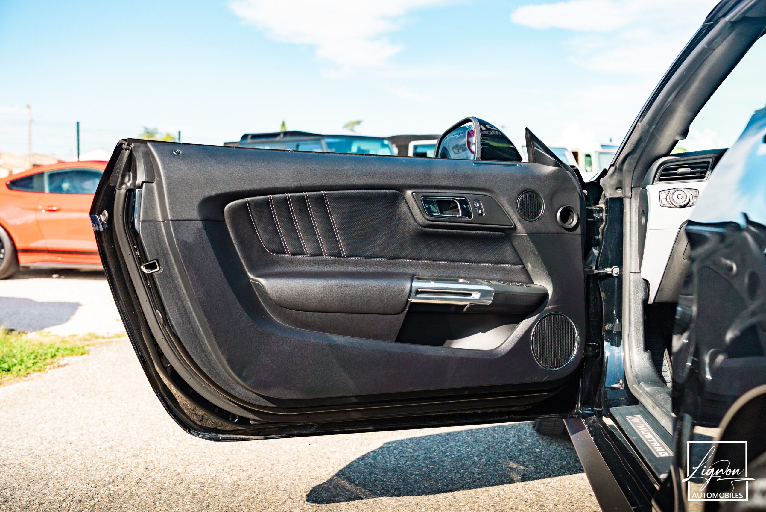 Photo Ford Mustang GT Cabriolet 5.0L V8 421 CH BVA6 Absolute Black - Echappement Sport