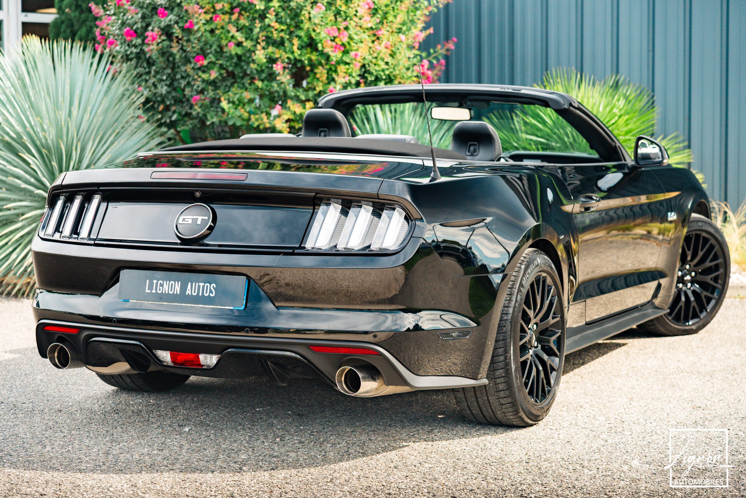 Photo Ford Mustang GT Cabriolet 5.0L V8 421 CH BVA6 Absolute Black - Echappement Sport