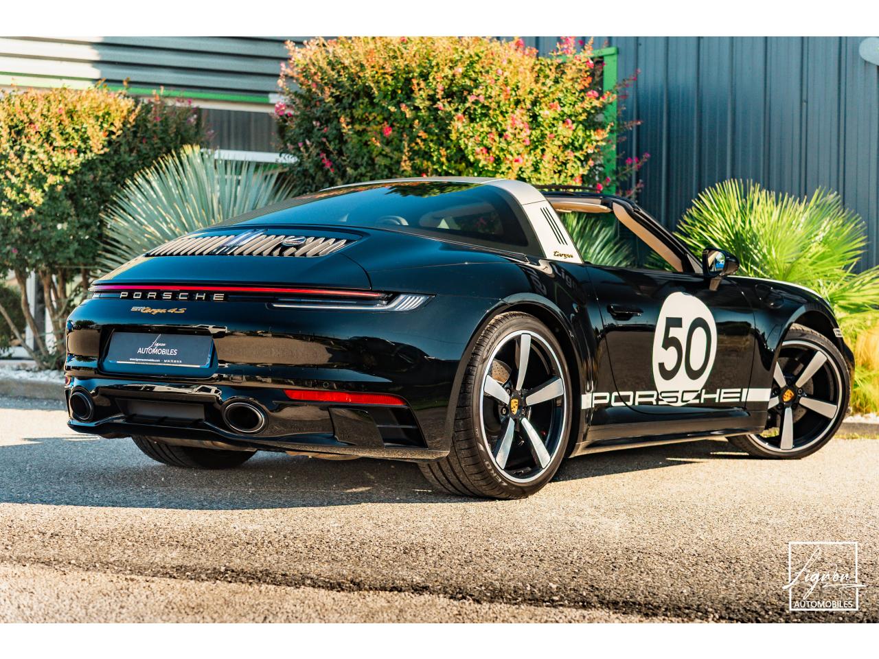 Photo PORSCHE 911 Targa 4S Limited Edition Heritage Design Edition N° 858/992 - à partir de 3000 euros