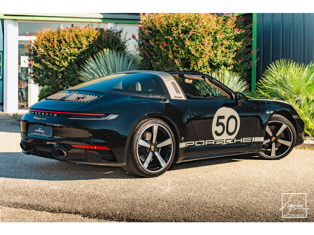 Photo PORSCHE 911 Targa 4S Limited Edition Heritage Design Edition N° 858/992 - à partir de 3000 euros