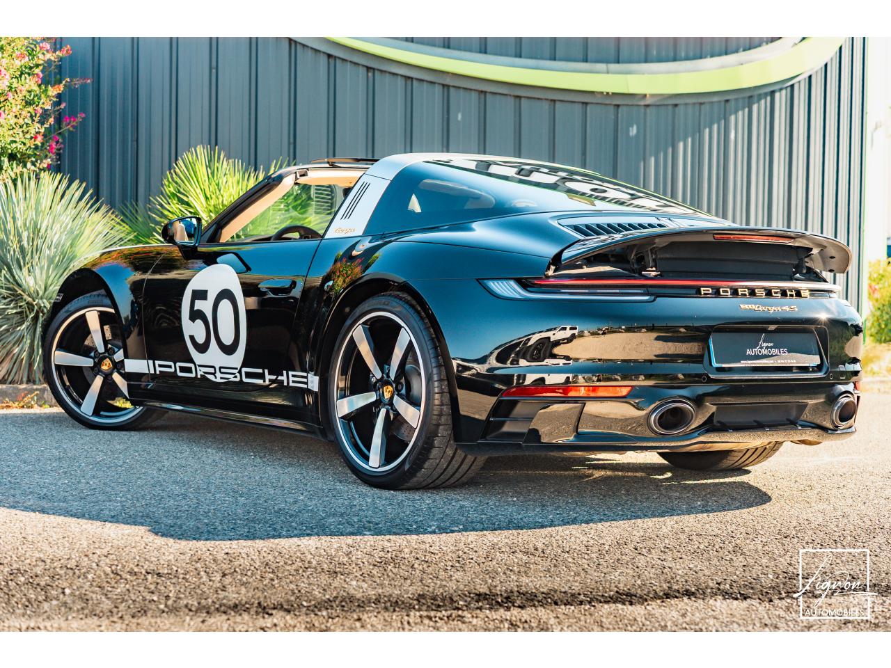 Photo PORSCHE 911 Targa 4S Limited Edition Heritage Design Edition N° 858/992 - à partir de 3000 euros