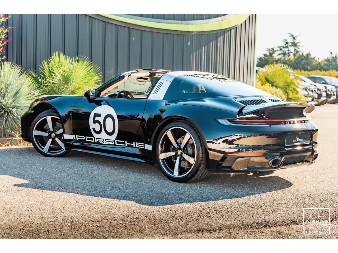 Photo PORSCHE 911 Targa 4S Limited Edition Heritage Design Edition N° 858/992 - à partir de 3000 euros