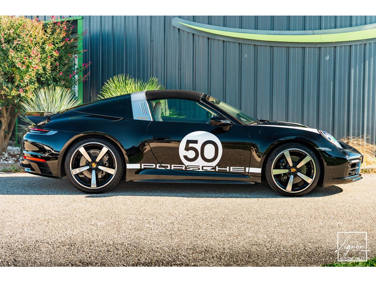 Photo PORSCHE 911 Targa 4S Limited Edition Heritage Design Edition N° 858/992 - à partir de 3000 euros