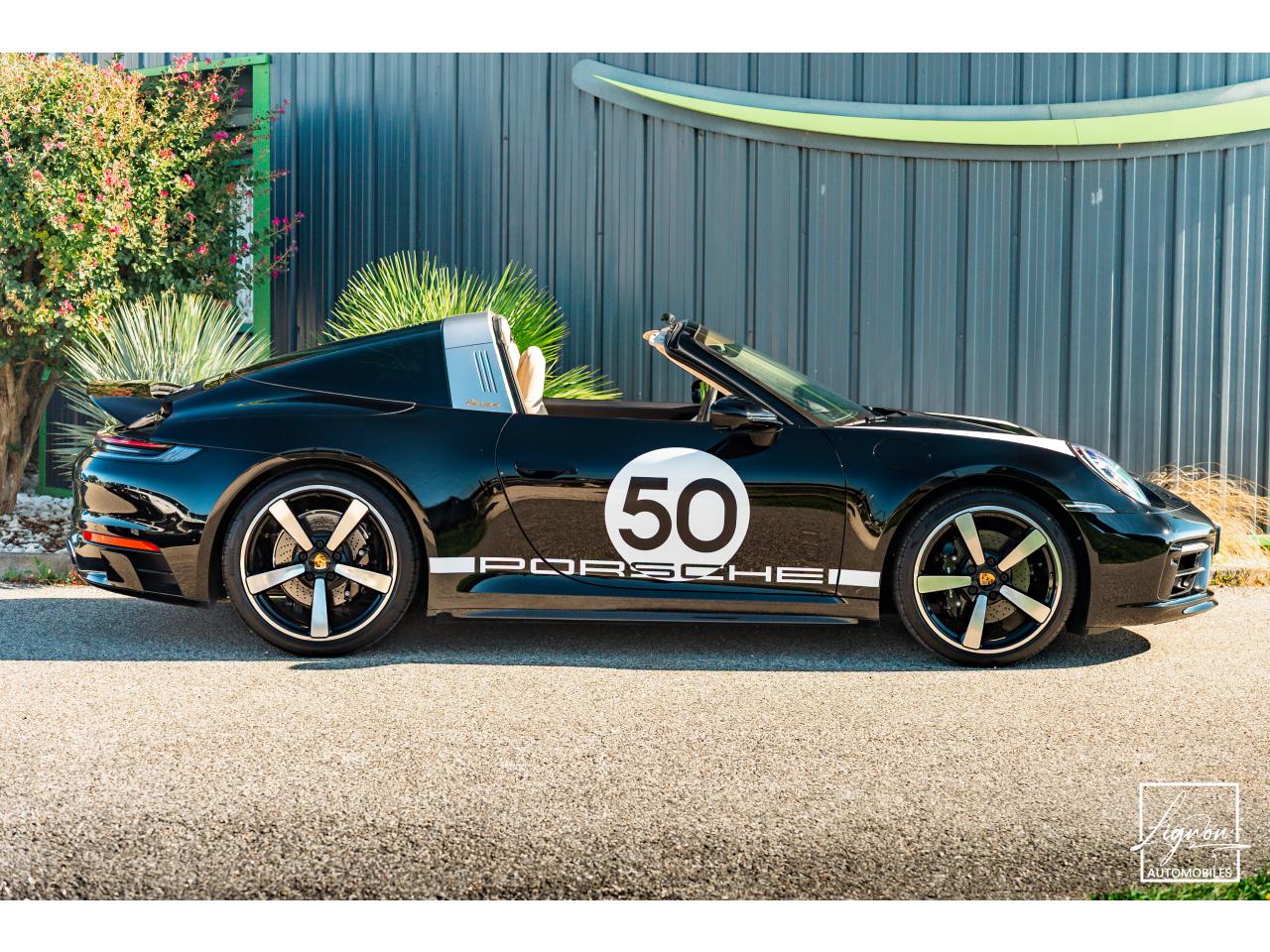 Photo PORSCHE 911 Targa 4S Limited Edition Heritage Design Edition N° 858/992 - à partir de 3000 euros