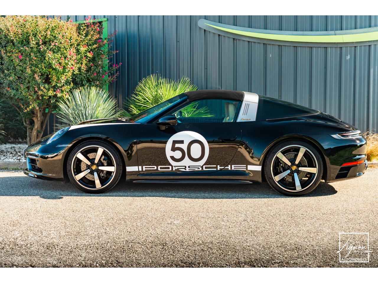 Photo PORSCHE 911 Targa 4S Limited Edition Heritage Design Edition N° 858/992 - à partir de 3000 euros